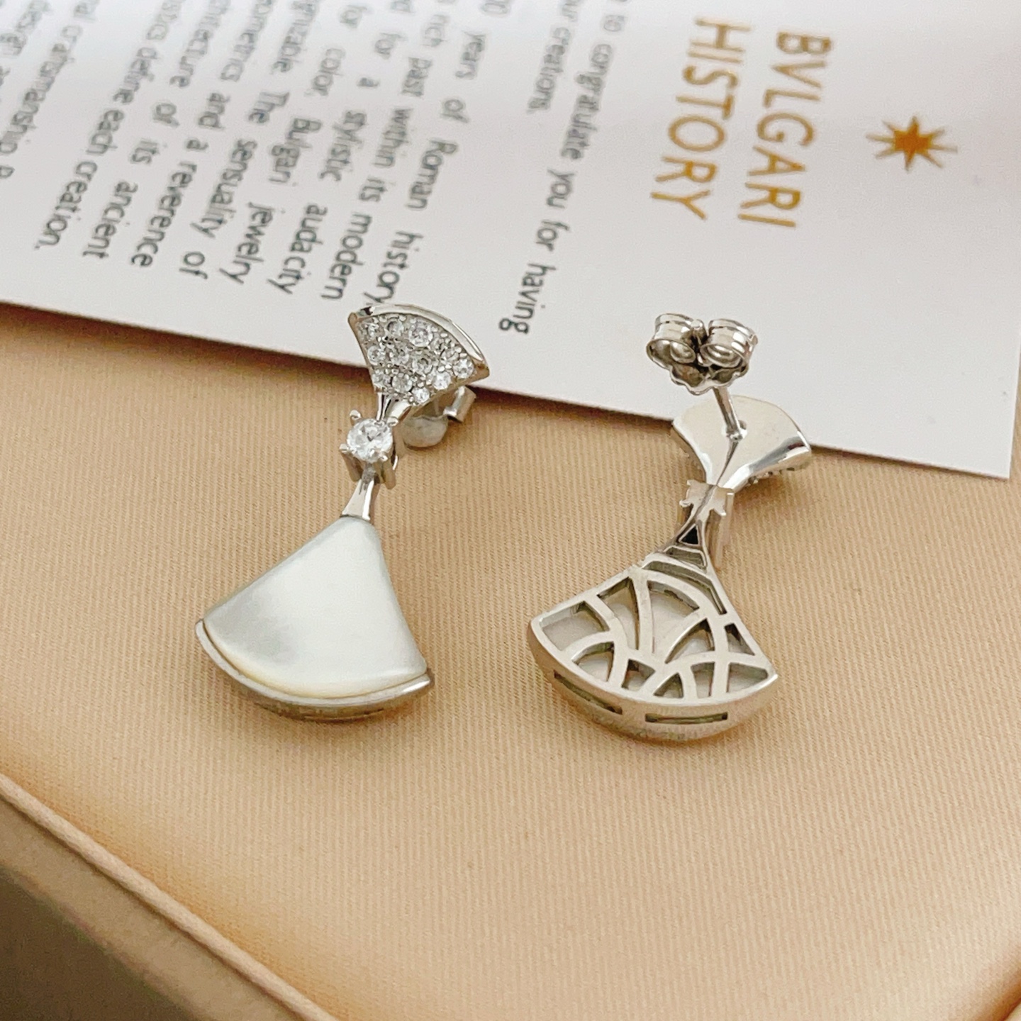【BVLGARI宝格丽最新款🆕🆕银色镶钻白贝扇子耳钉】一致官网黄铜材质，非常的上镜‼️设计很特别值得入手