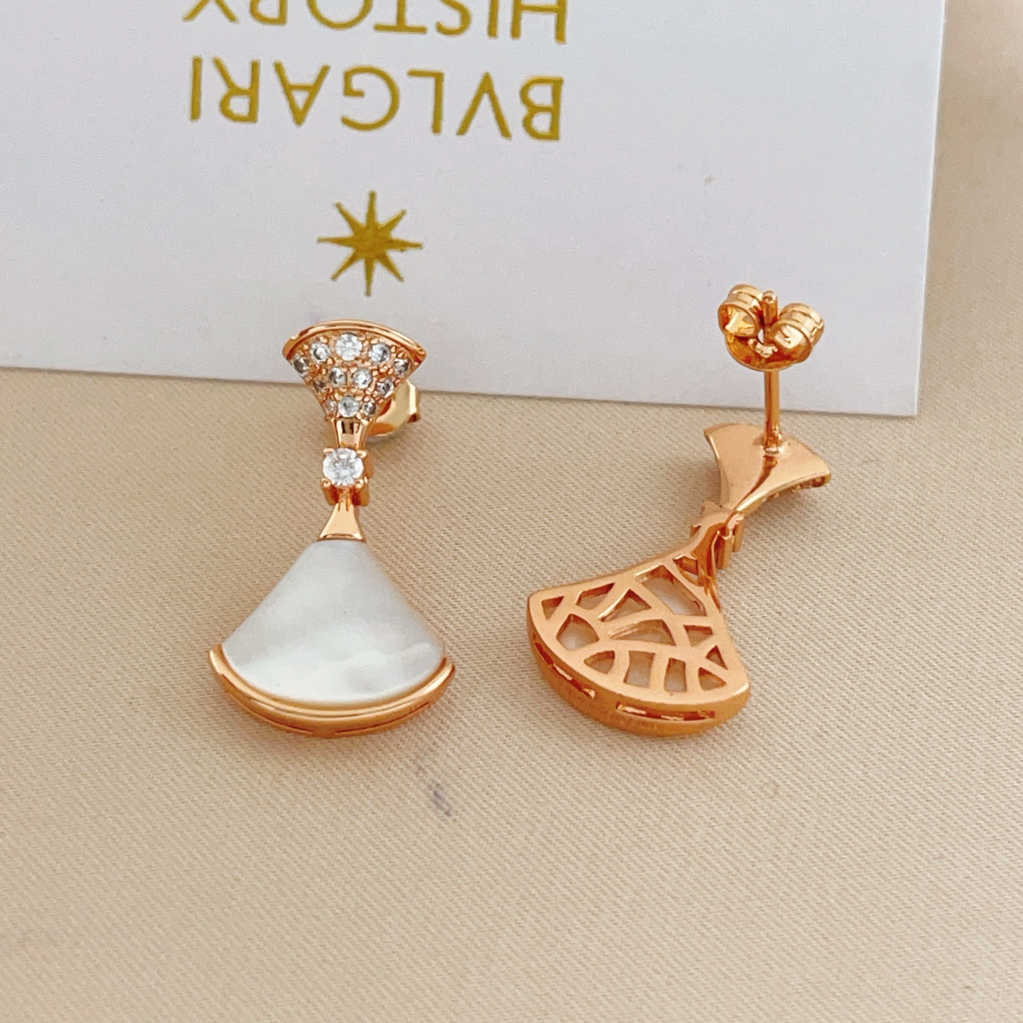 【BVLGARI宝格丽最新款🆕🆕玫瑰金镶钻白贝扇子耳钉】一致官网黄铜材质，非常的上镜‼️设计很特别值得入
