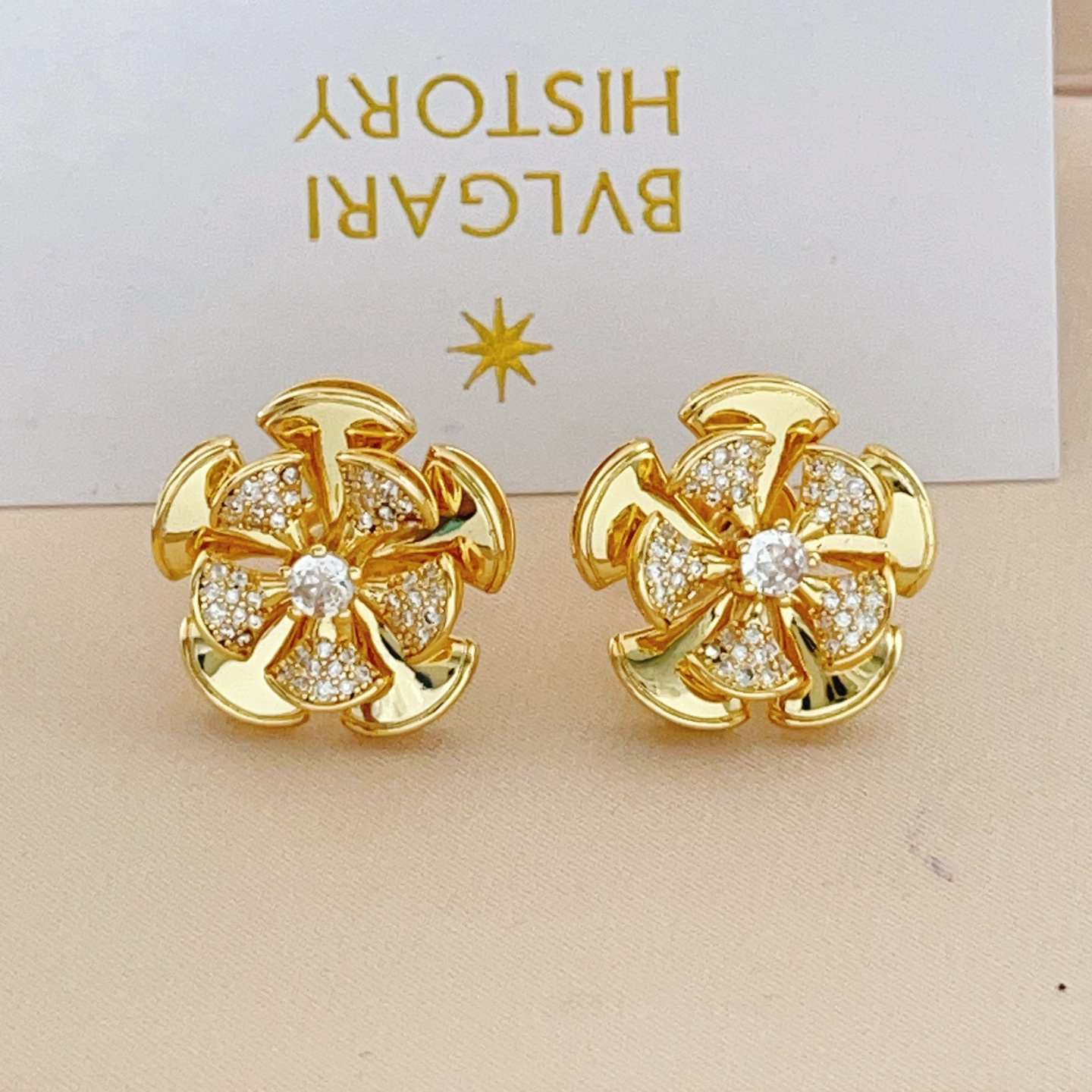 【BVLGARI宝格丽最新款🆕🆕金色镶钻五个扇子耳钉】一致官网黄铜材质，非常的上镜‼️设计很特别值得入手