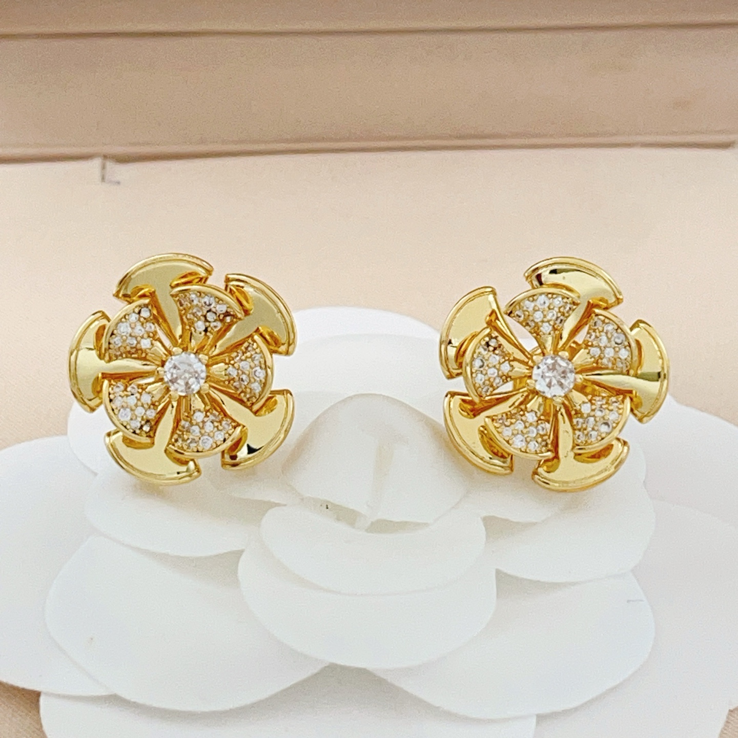 【BVLGARI宝格丽最新款🆕🆕金色镶钻五个扇子耳钉】一致官网黄铜材质，非常的上镜‼️设计很特别值得入手