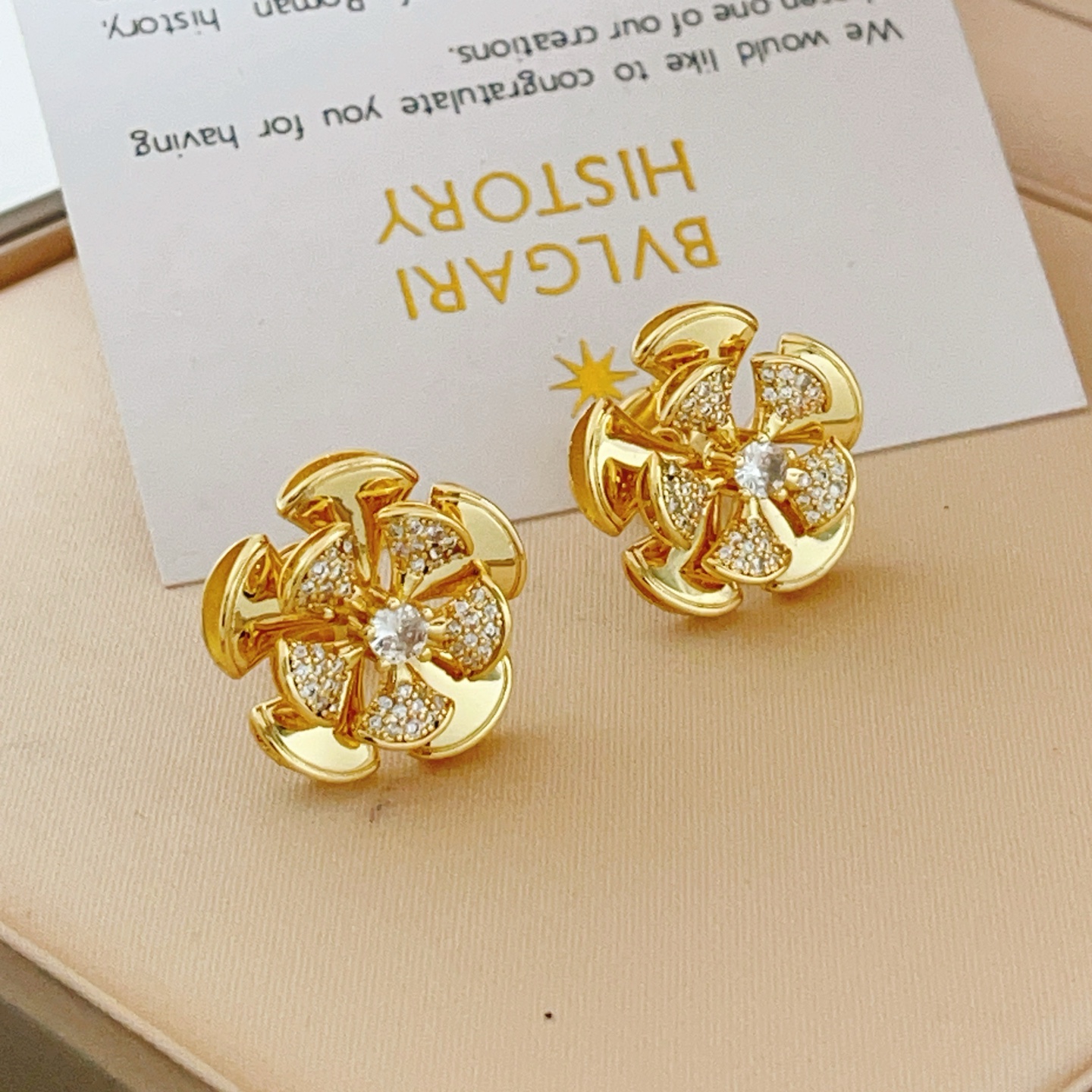 【BVLGARI宝格丽最新款🆕🆕金色镶钻五个扇子耳钉】一致官网黄铜材质，非常的上镜‼️设计很特别值得入手