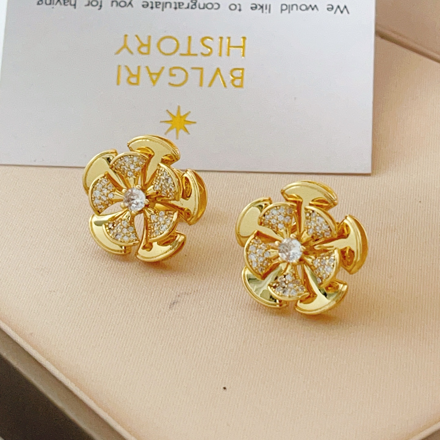 【BVLGARI宝格丽最新款🆕🆕金色镶钻五个扇子耳钉】一致官网黄铜材质，非常的上镜‼️设计很特别值得入手
