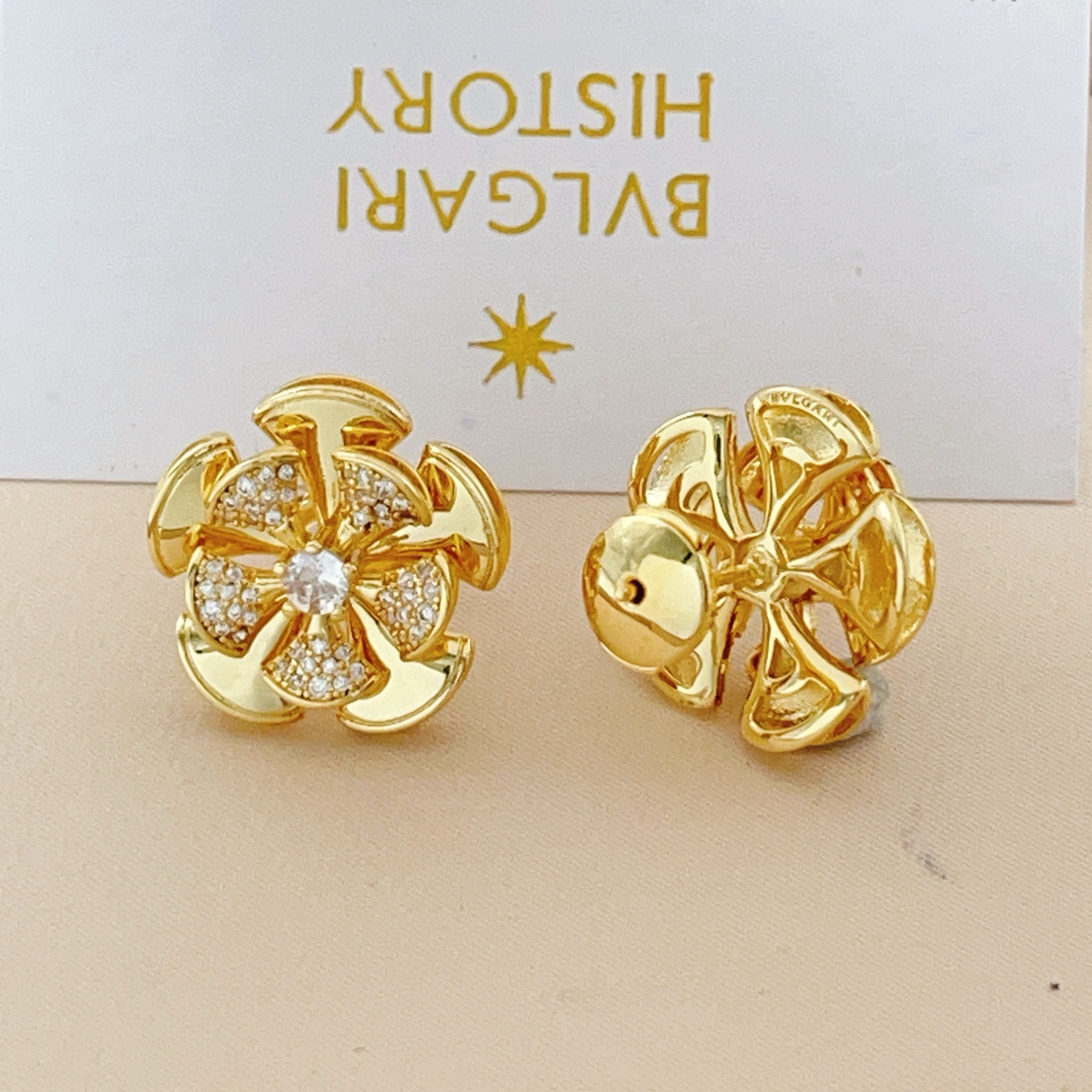 【BVLGARI宝格丽最新款🆕🆕金色镶钻五个扇子耳钉】一致官网黄铜材质，非常的上镜‼️设计很特别值得入手