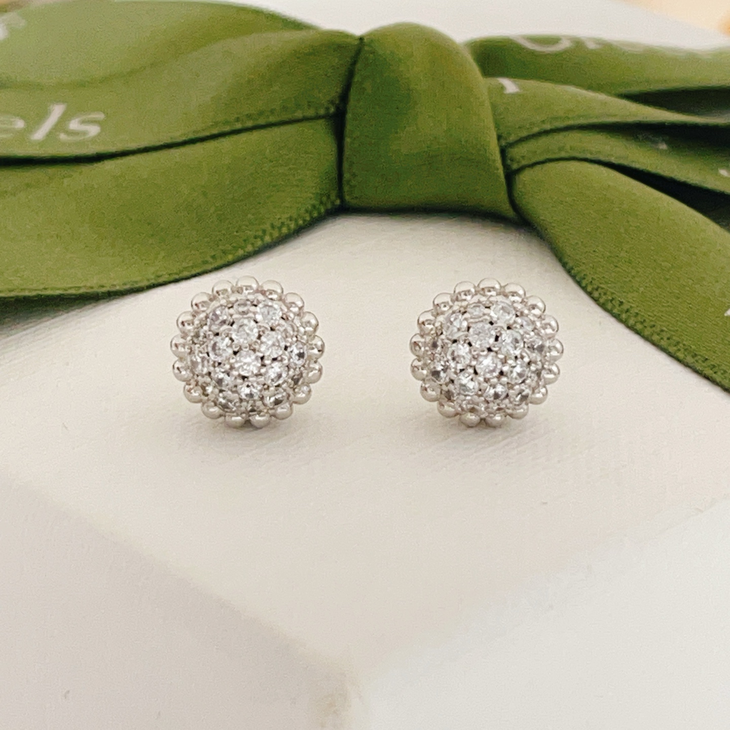 Van Cleef Arpels Boucles d'oreilles Fleurette or blanc diamant diamètre 10mm