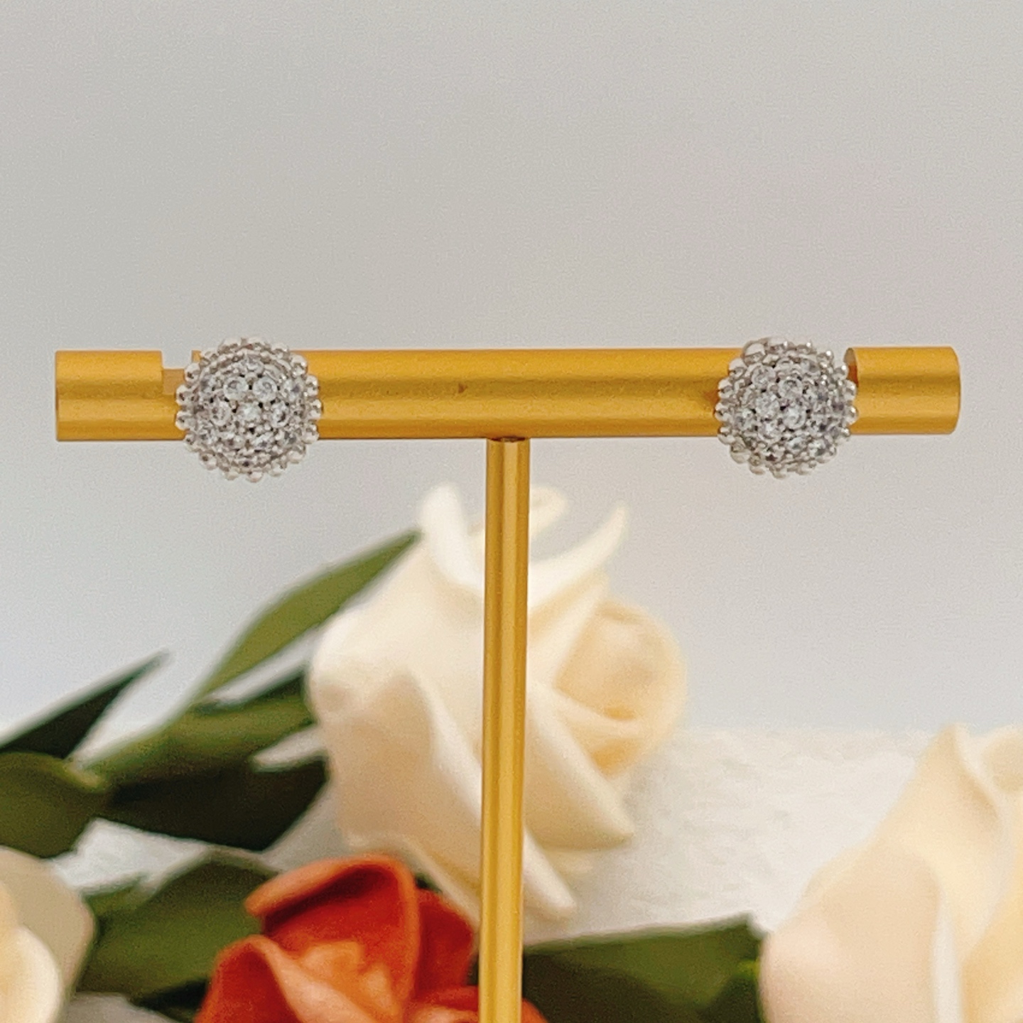 Van Cleef Arpels Boucles d'oreilles Fleurette or blanc diamant diamètre 10mm