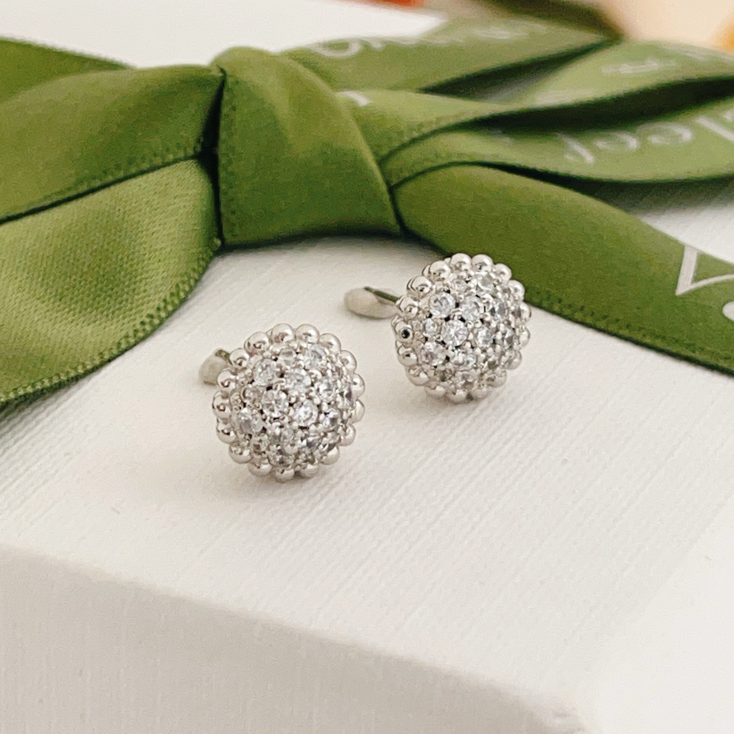 Van Cleef Arpels Boucles d'oreilles Fleurette or blanc diamant diamètre 10mm