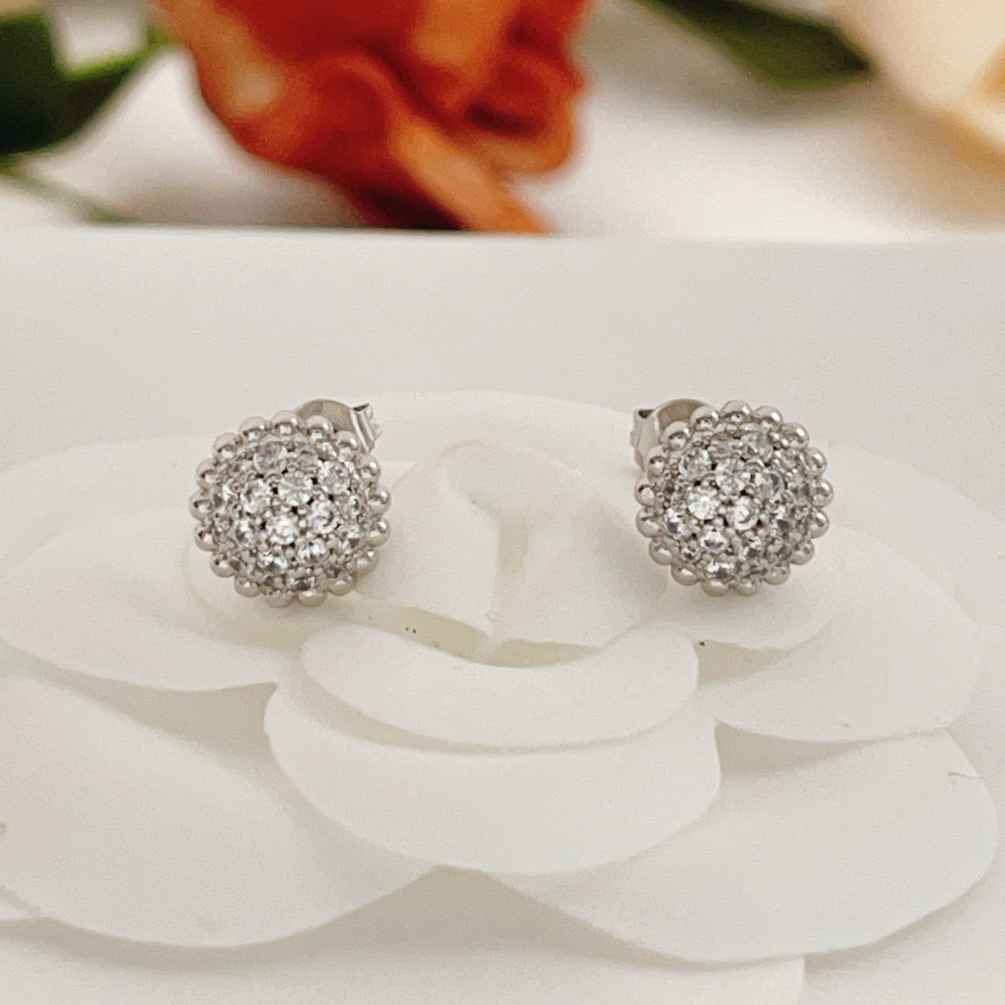 Van Cleef Arpels Boucles d'oreilles Fleurette or blanc diamant diamètre 10mm