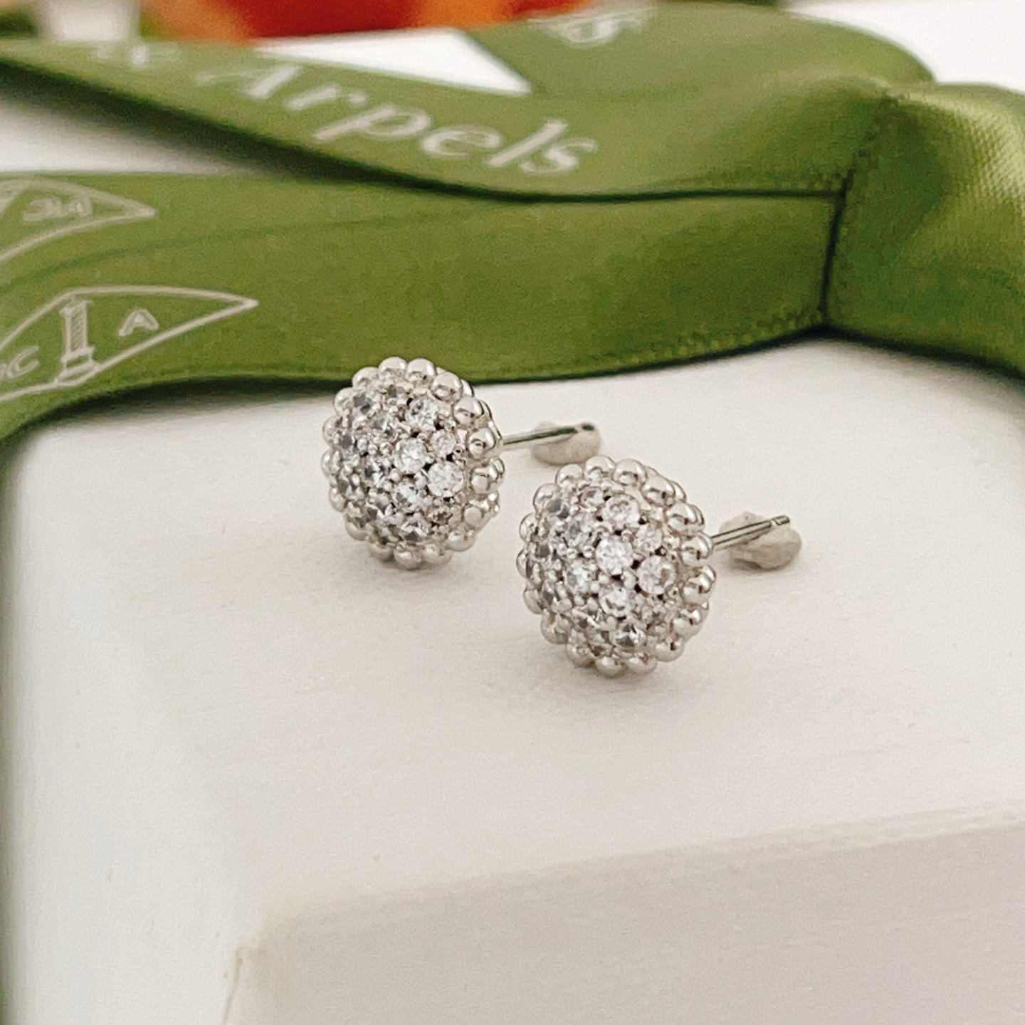 Van Cleef Arpels Boucles d'oreilles Fleurette or blanc diamant diamètre 10mm