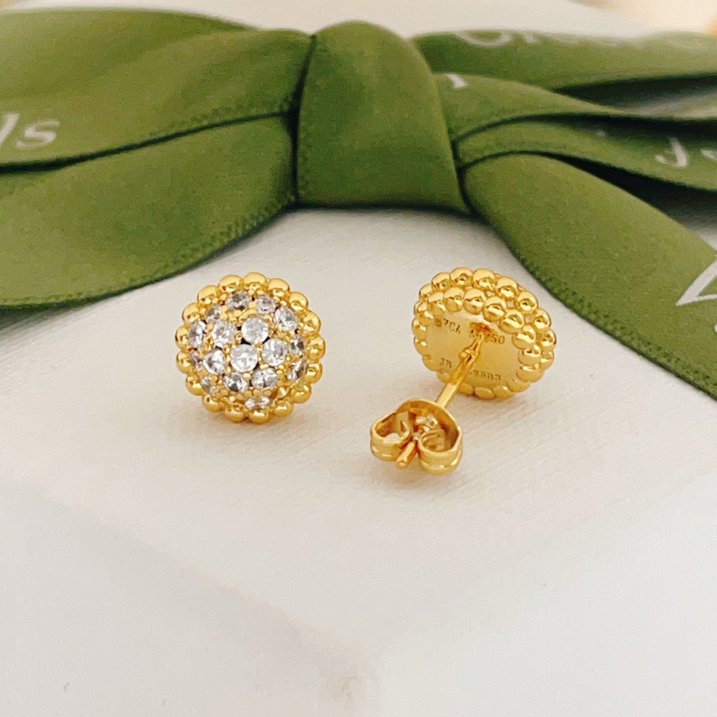 Orecchini Van Cleef Arpels Perlee in oro giallo con accenti di diamanti trasparenti. Borchia da 9 mm di diametro