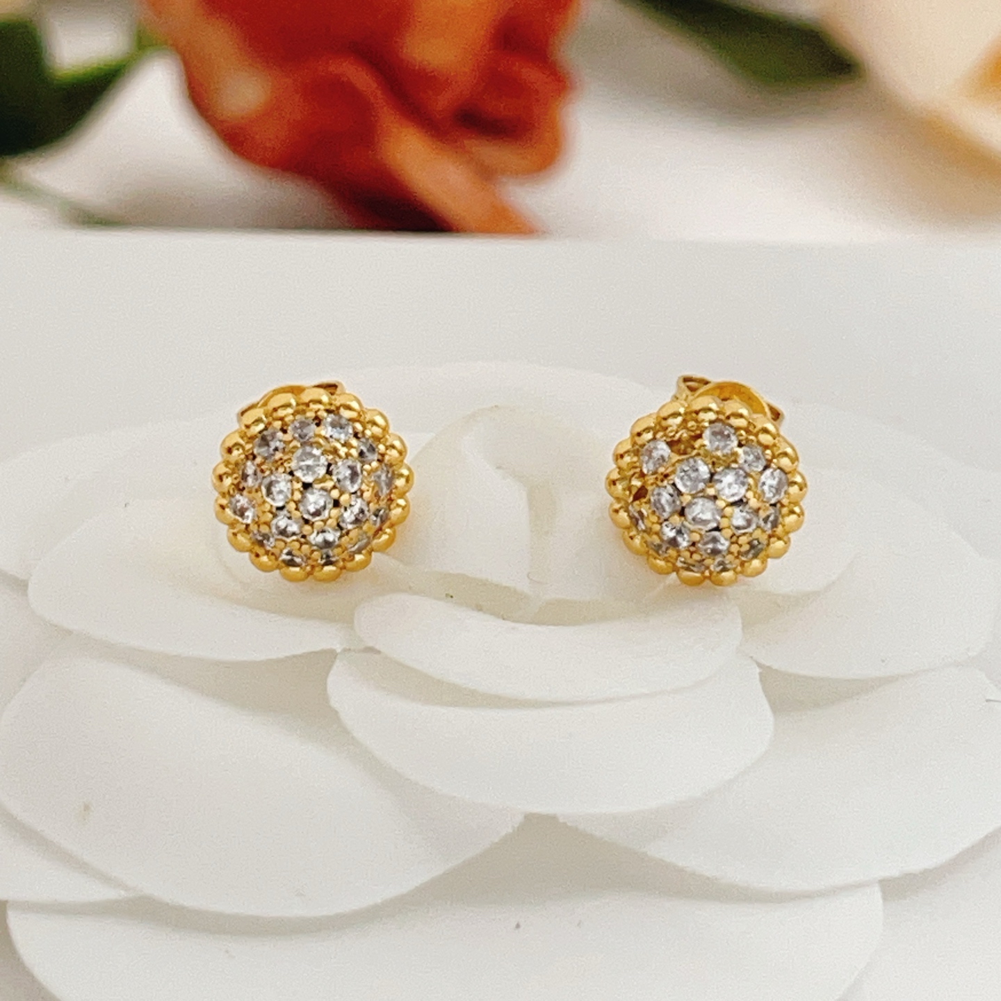 Orecchini Van Cleef Arpels Perlee in oro giallo con accenti di diamanti trasparenti. Borchia da 9 mm di diametro