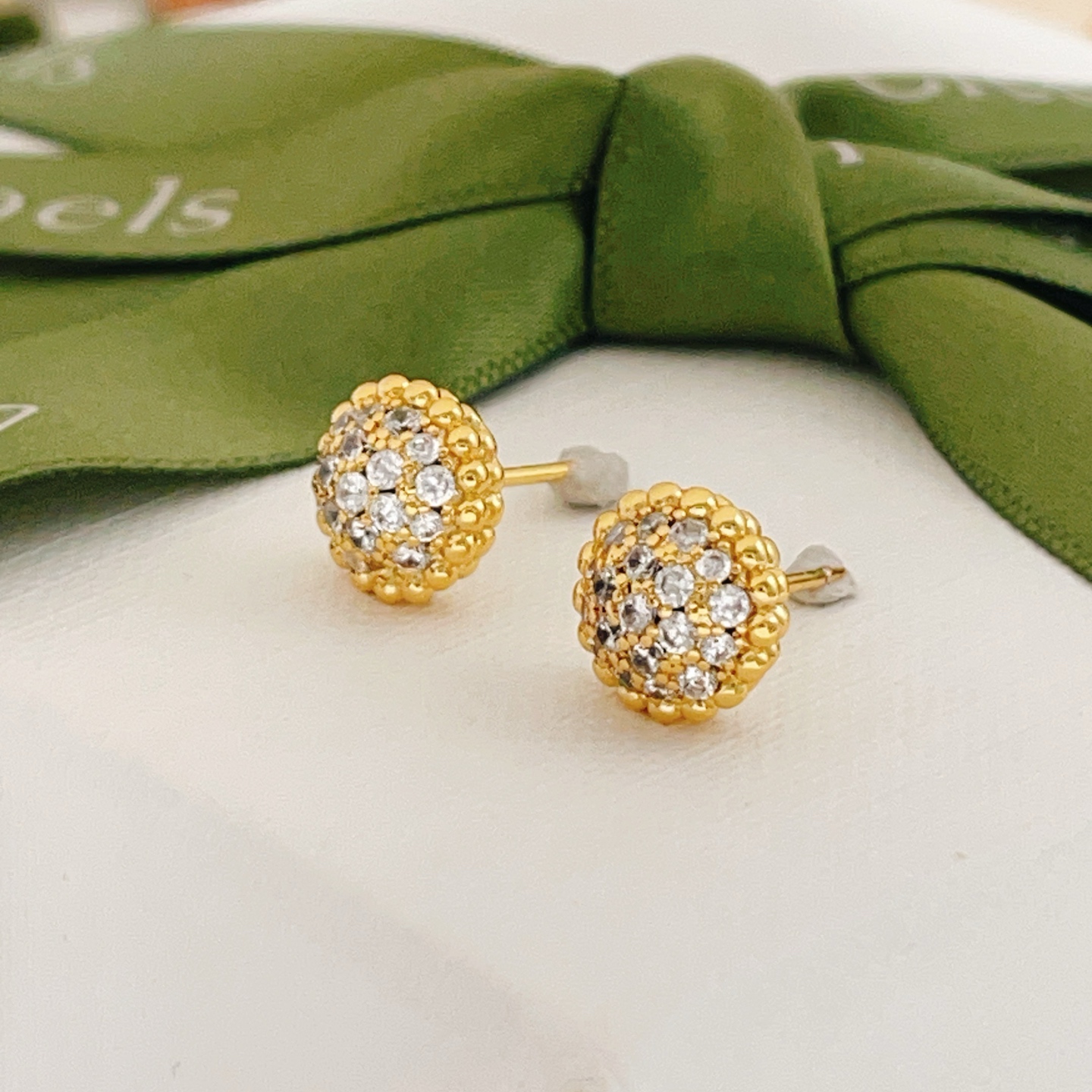 Orecchini Van Cleef Arpels Perlee in oro giallo con accenti di diamanti trasparenti. Borchia da 9 mm di diametro