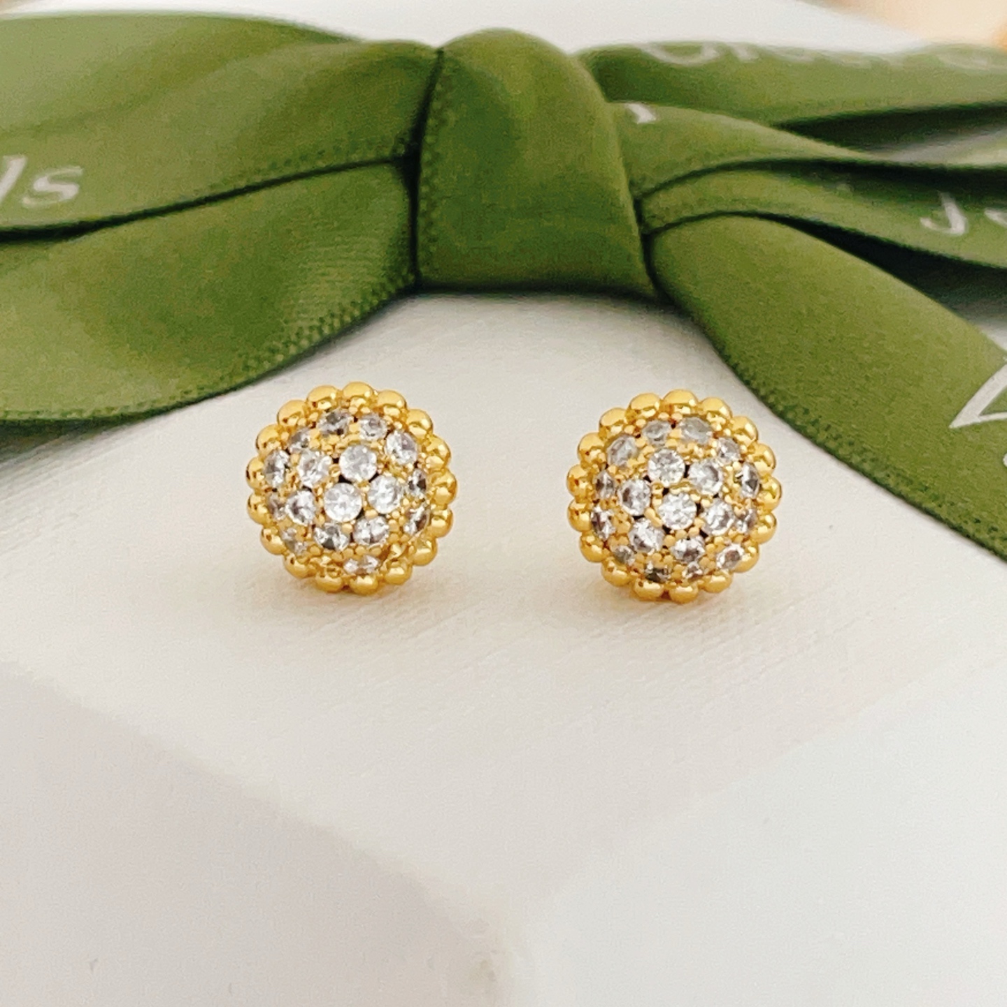 Orecchini Van Cleef Arpels Perlee in oro giallo con accenti di diamanti trasparenti. Borchia da 9 mm di diametro