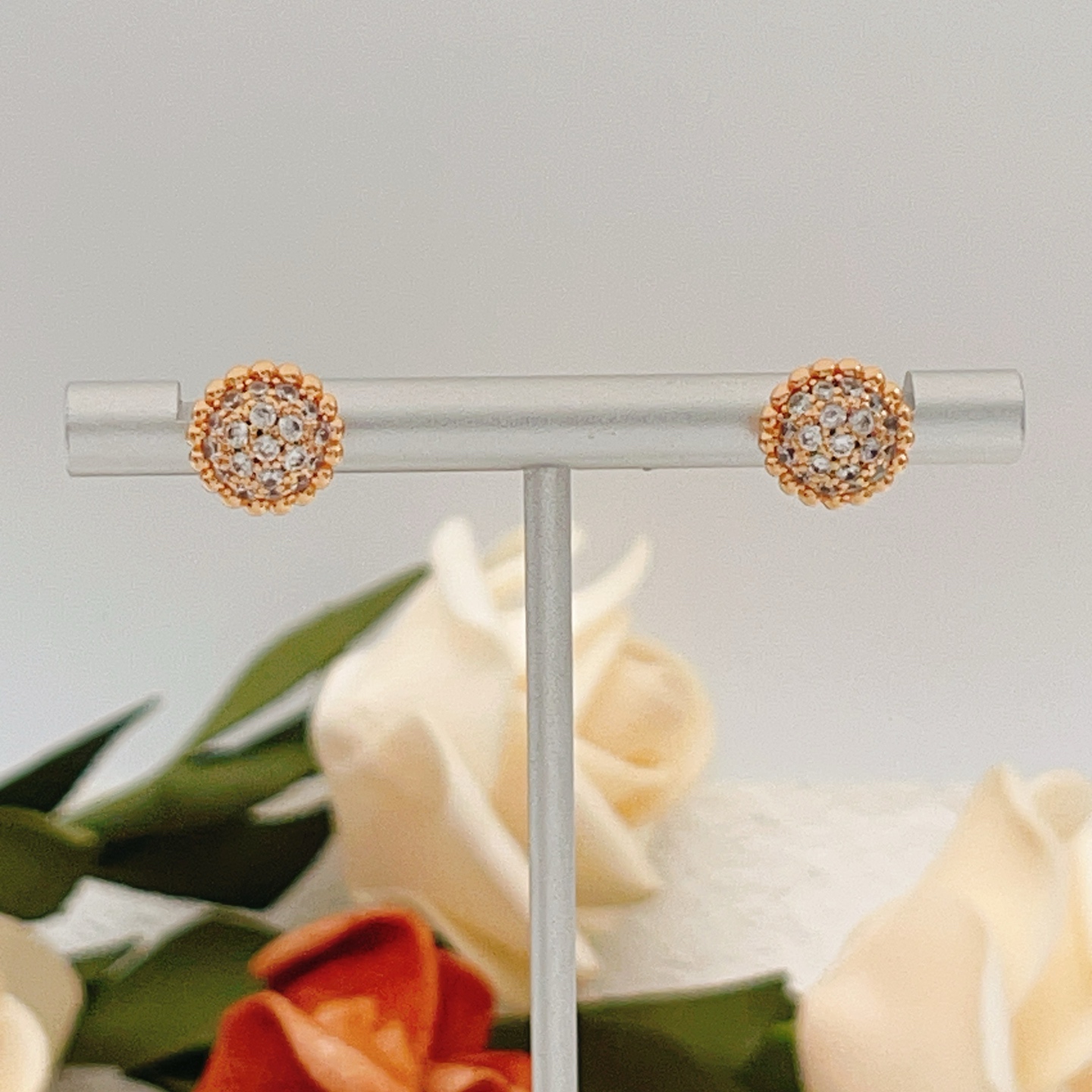 Brincos Van Cleef Arpels Perlee em ouro rosa com diamante transparente pavimentado com pino de 8 mm de diâmetro
