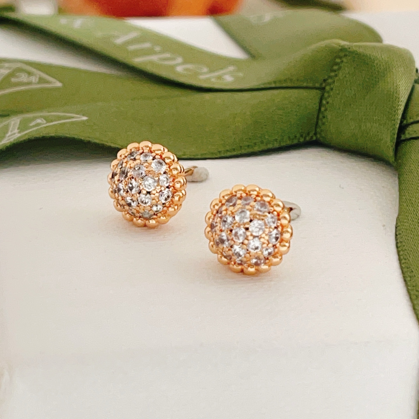 Brincos Van Cleef Arpels Perlee em ouro rosa com diamante transparente pavimentado com pino de 8 mm de diâmetro