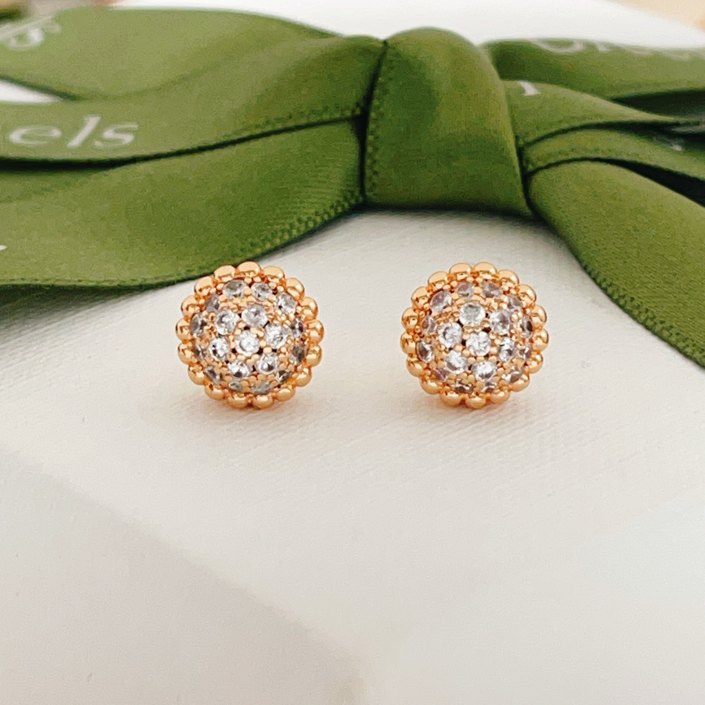 Brincos Van Cleef Arpels Perlee em ouro rosa com diamante transparente pavimentado com pino de 8 mm de diâmetro