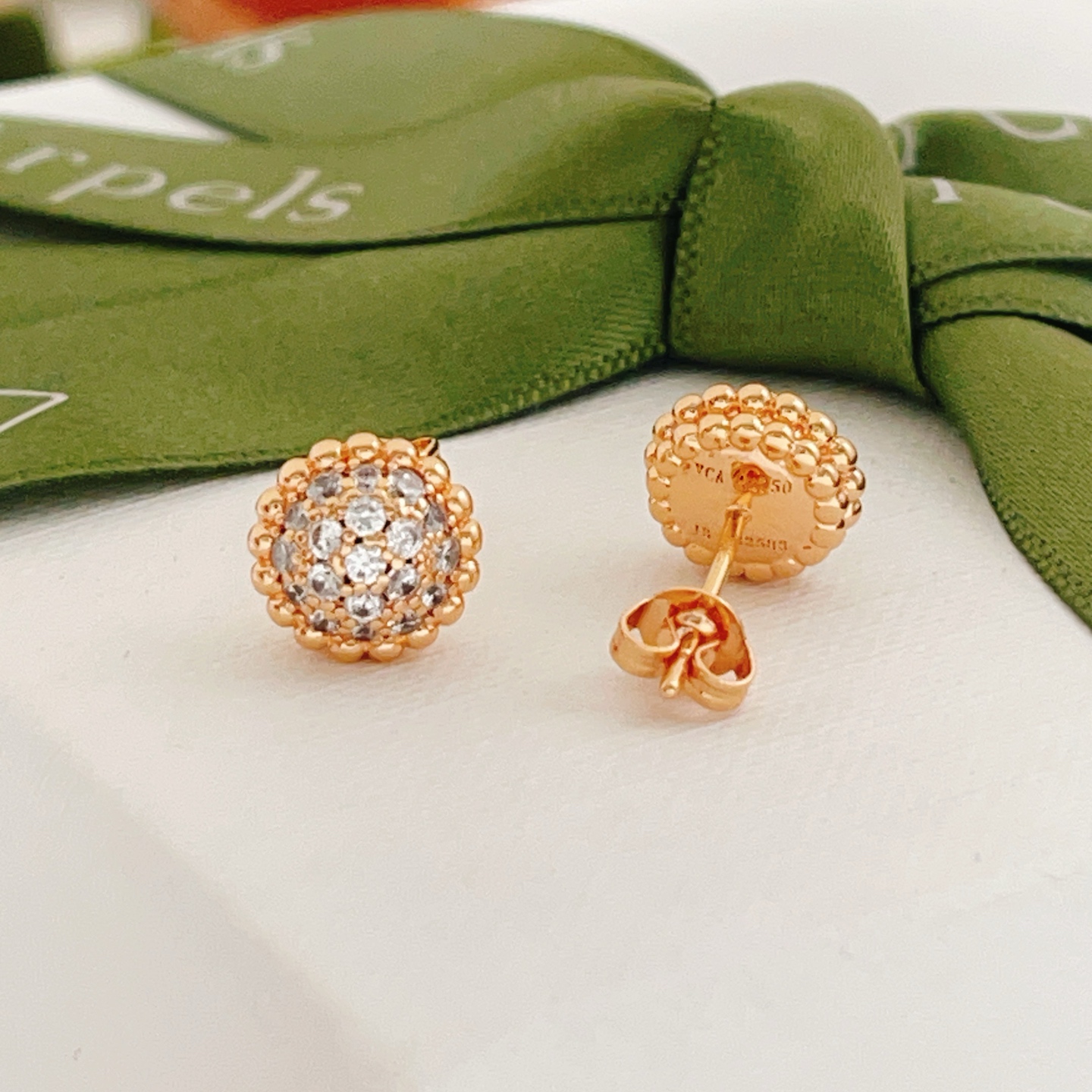 Brincos Van Cleef Arpels Perlee em ouro rosa com diamante transparente pavimentado com pino de 8 mm de diâmetro