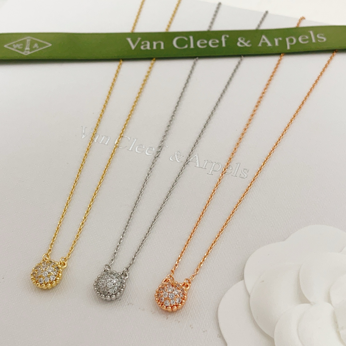 Van Cleef Arpels Perlee Couleurs Pampilles Collier pendentif Or jaune avec diamants clairs Or blanc avec diamants clairs Or rose avec diamants clairs 42cm