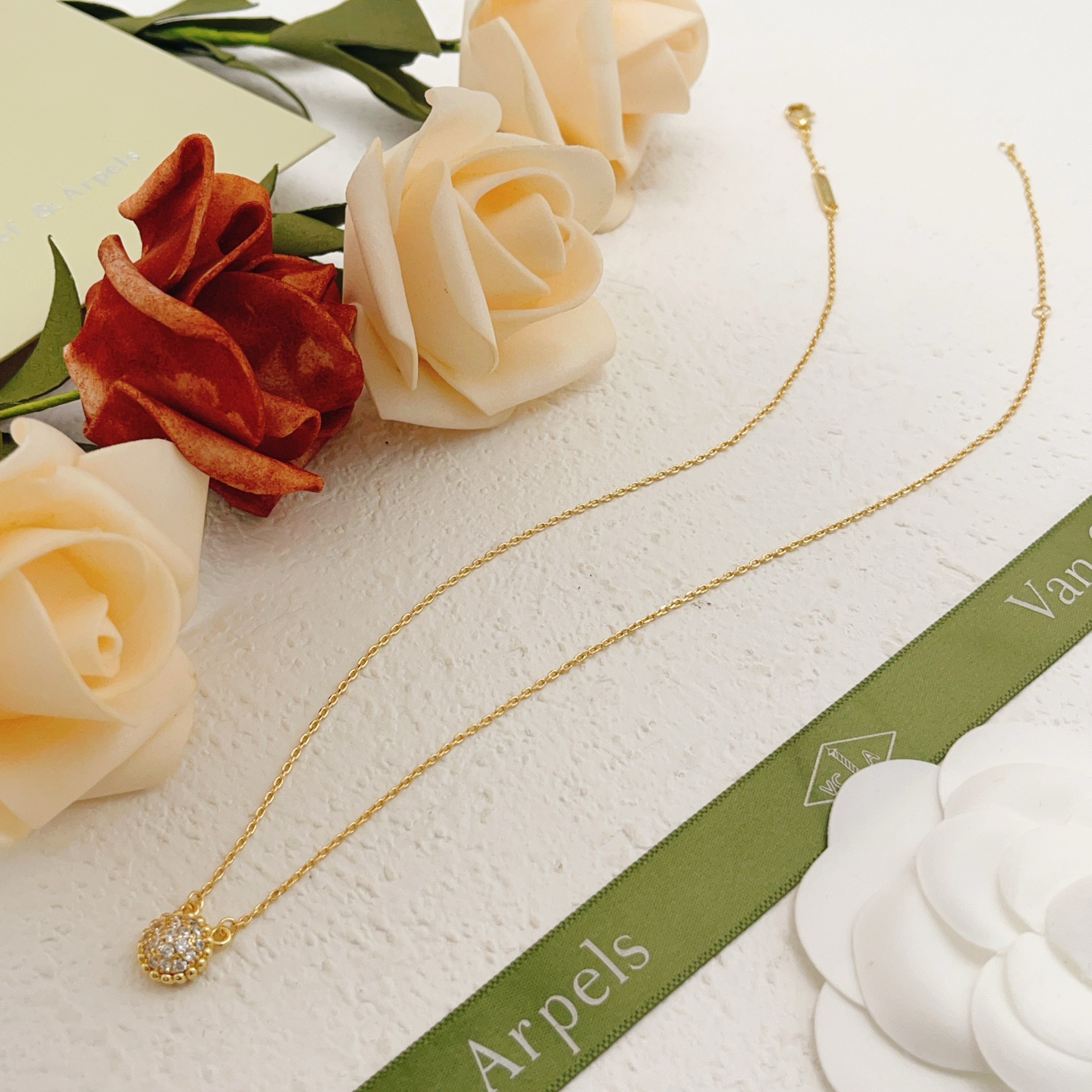 Collana Van Cleef Arpels Perlee Oro giallo con pavé di diamanti trasparenti da 42 cm con prolunga da 2 cm