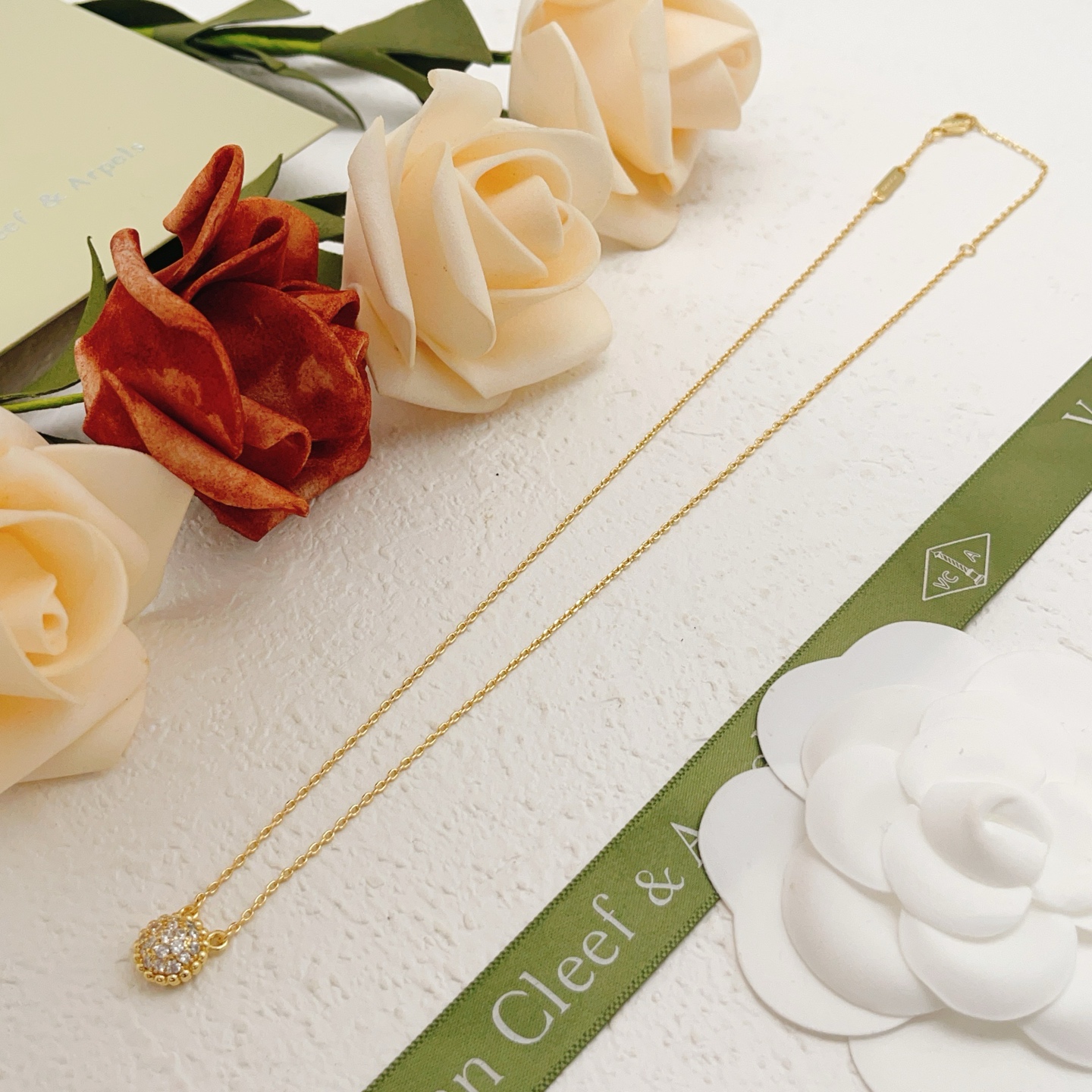 Collana Van Cleef Arpels Perlee Oro giallo con pavé di diamanti trasparenti da 42 cm con prolunga da 2 cm