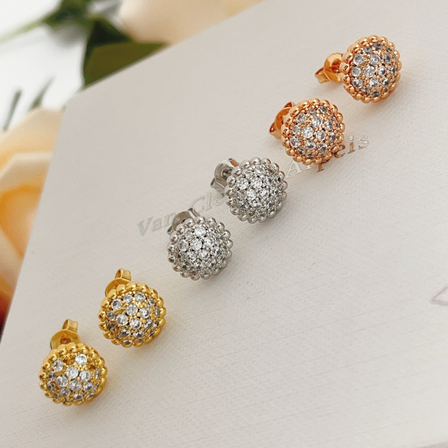 Orecchini Van Cleef Arpels Perlee Oro giallo, oro rosa, oro bianco con pavé di diamanti trasparenti, diametro del perno di 8 mm