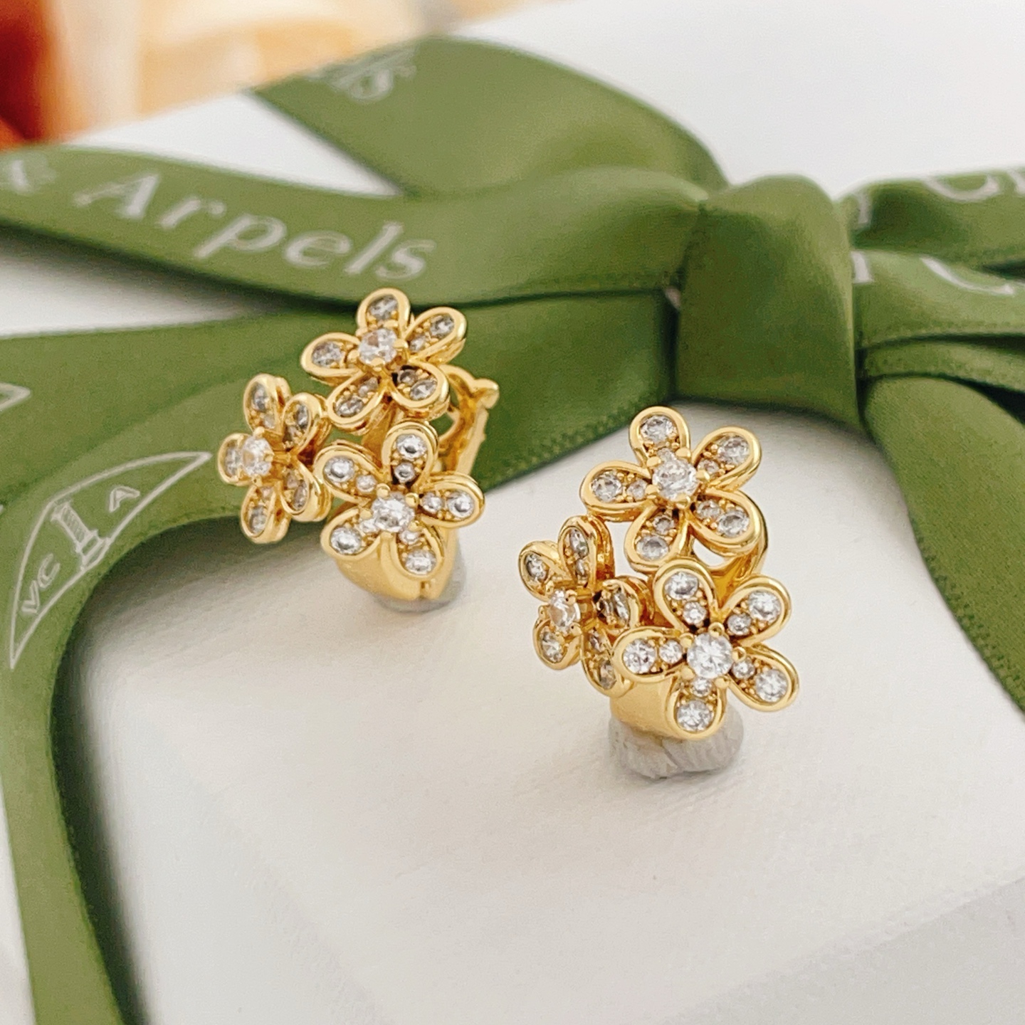 Van Cleef Arpels Socrate earrings Yellow gold with clear diamond accents 12mm