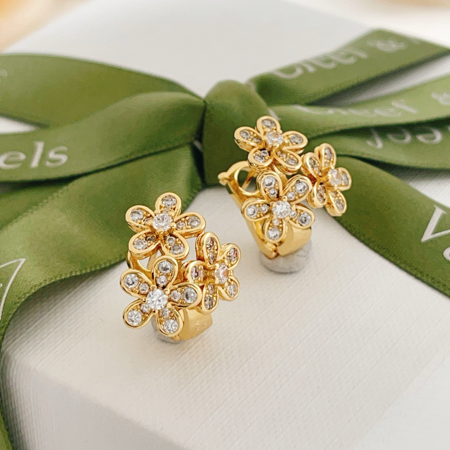 Van Cleef Arpels Socrate earrings Yellow gold with clear diamond accents 12mm