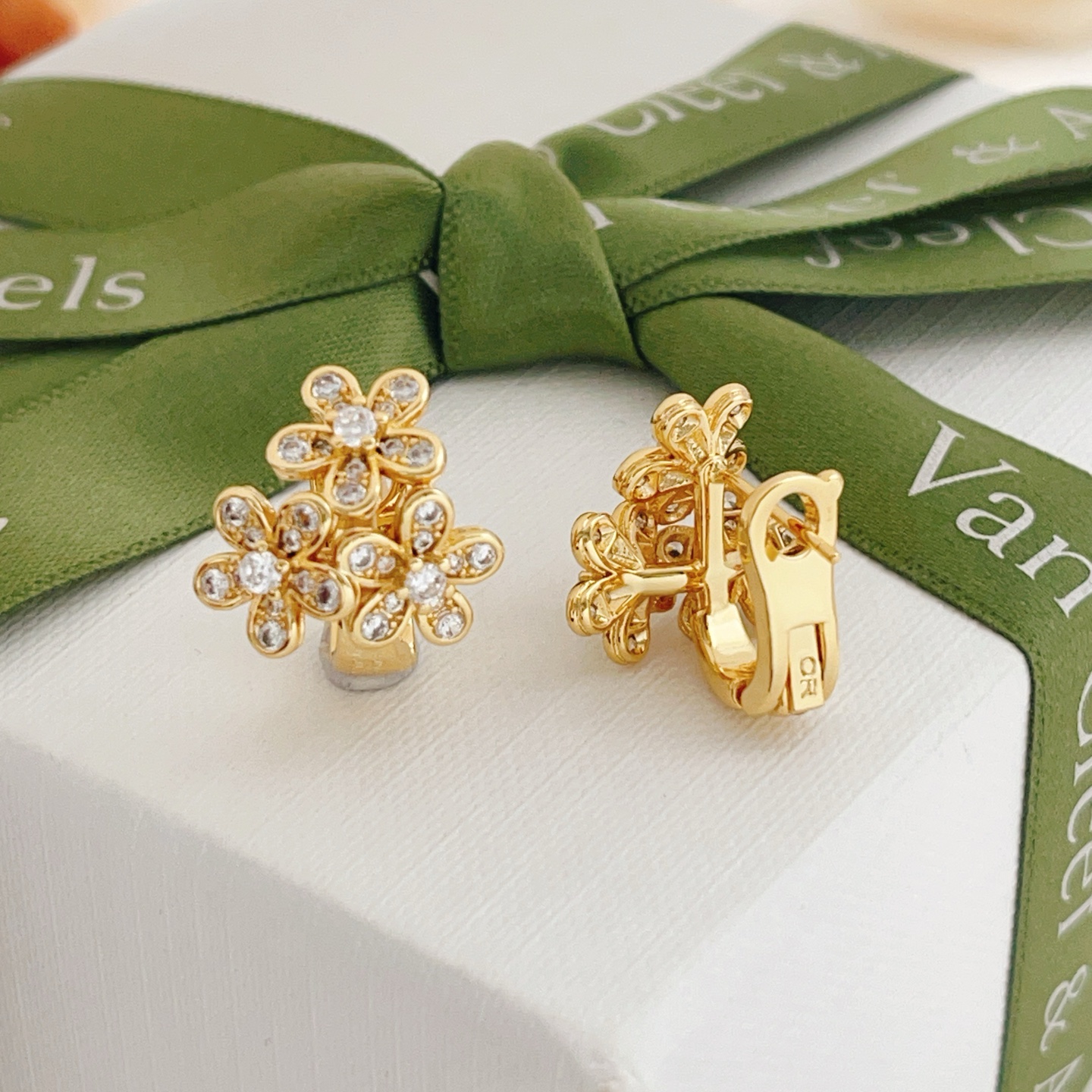 Van Cleef Arpels Socrate earrings Yellow gold with clear diamond accents 12mm