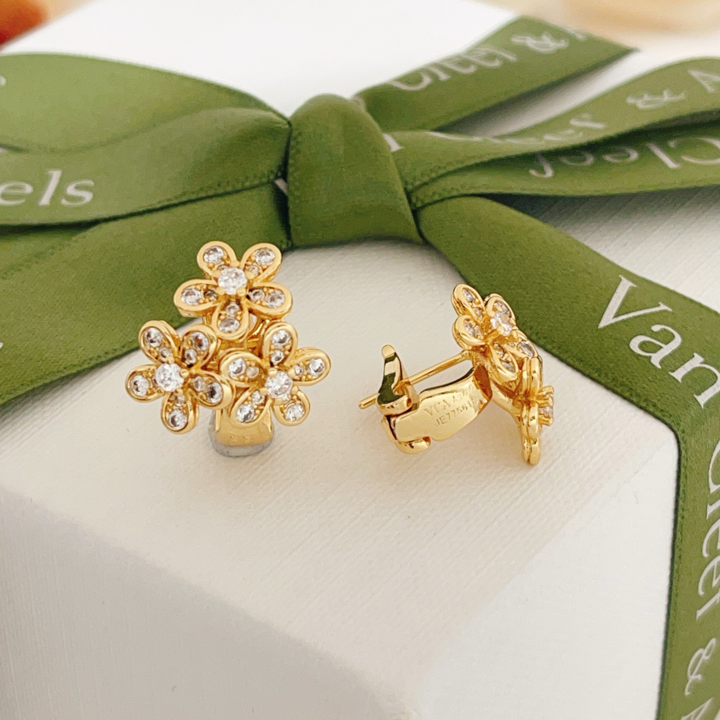 Van Cleef Arpels Socrate earrings Yellow gold with clear diamond accents 12mm