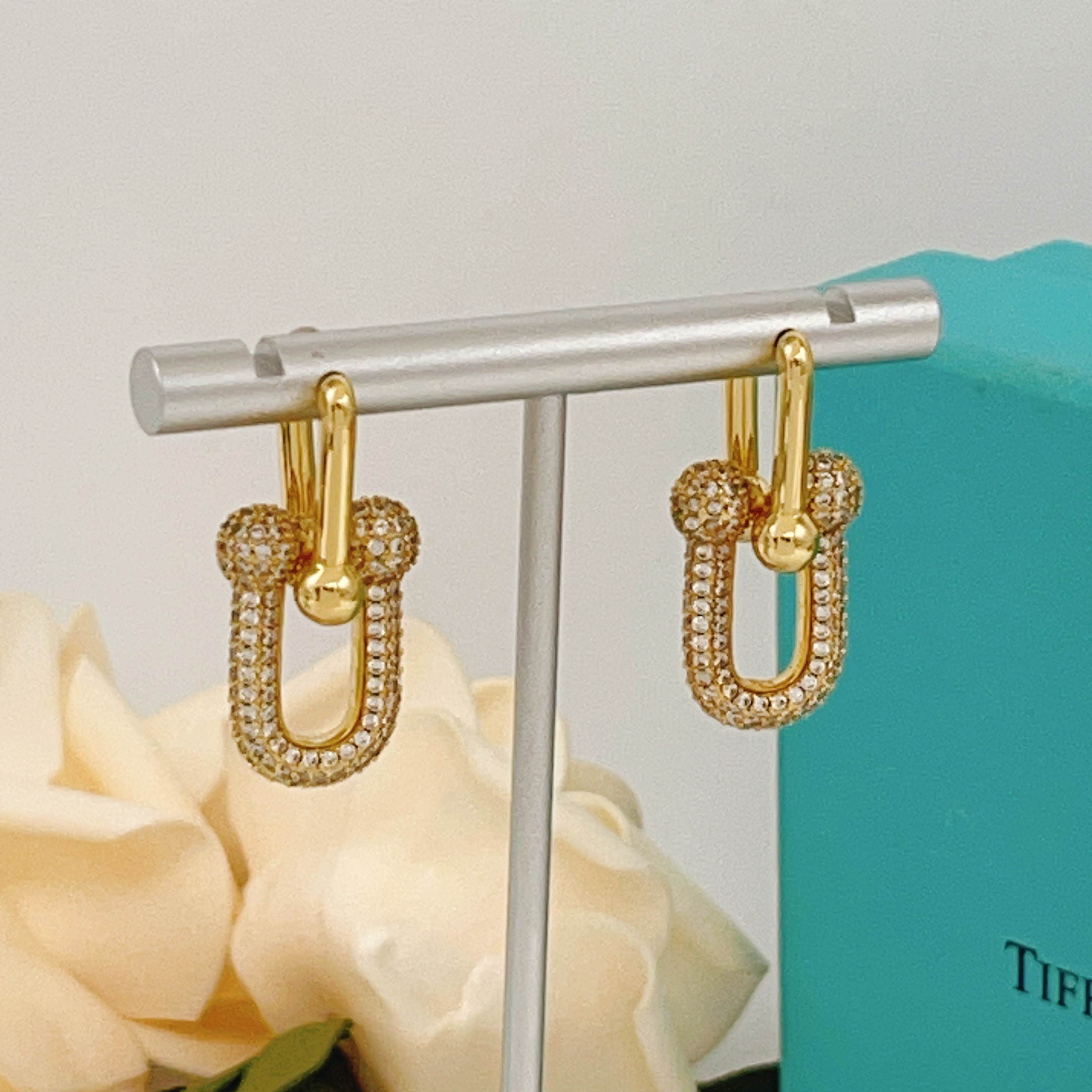 Orecchini Tiffany HardWear in metallo dorato 18 carati con accenti di pavé di diamanti trasparenti, lunghezza della goccia di 2,5 cm
