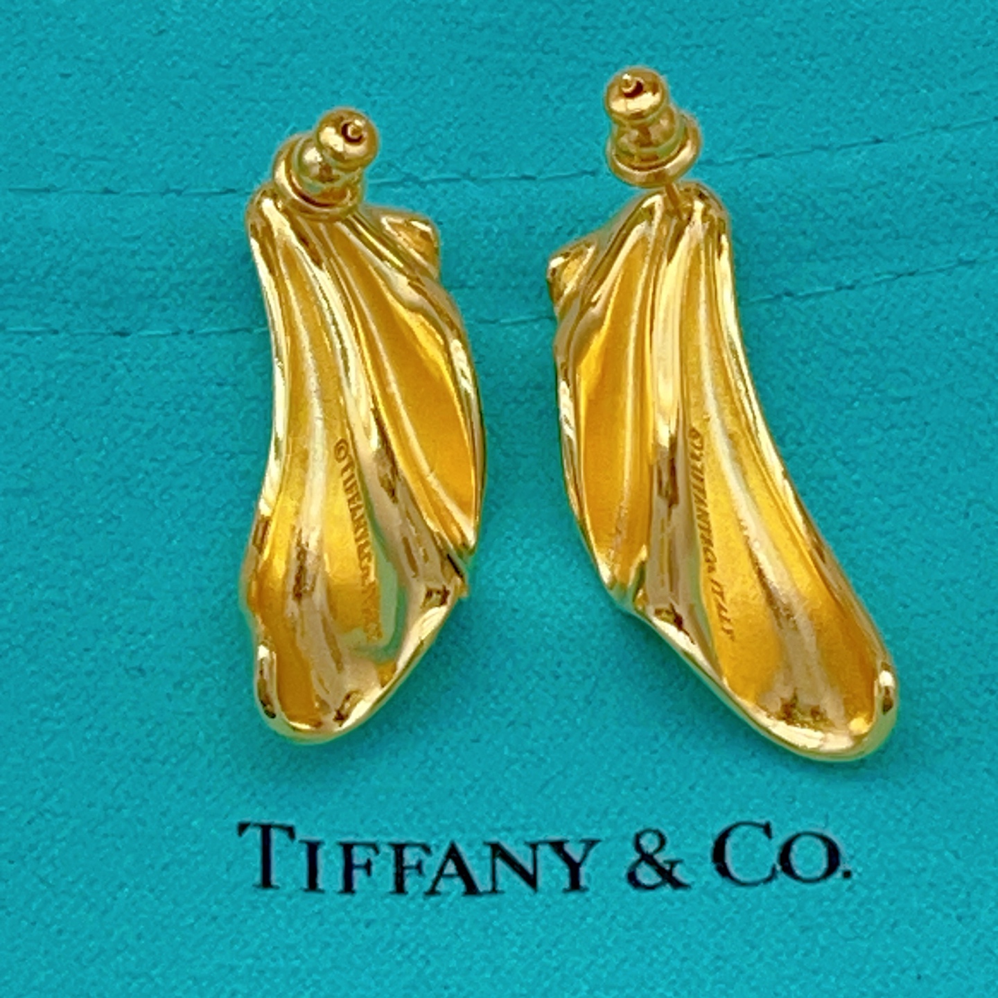 Tiffany Co Fluted Wave Drop Earrings earrings 18k yellow gold polished finish no gemstones 2 5cm drop length