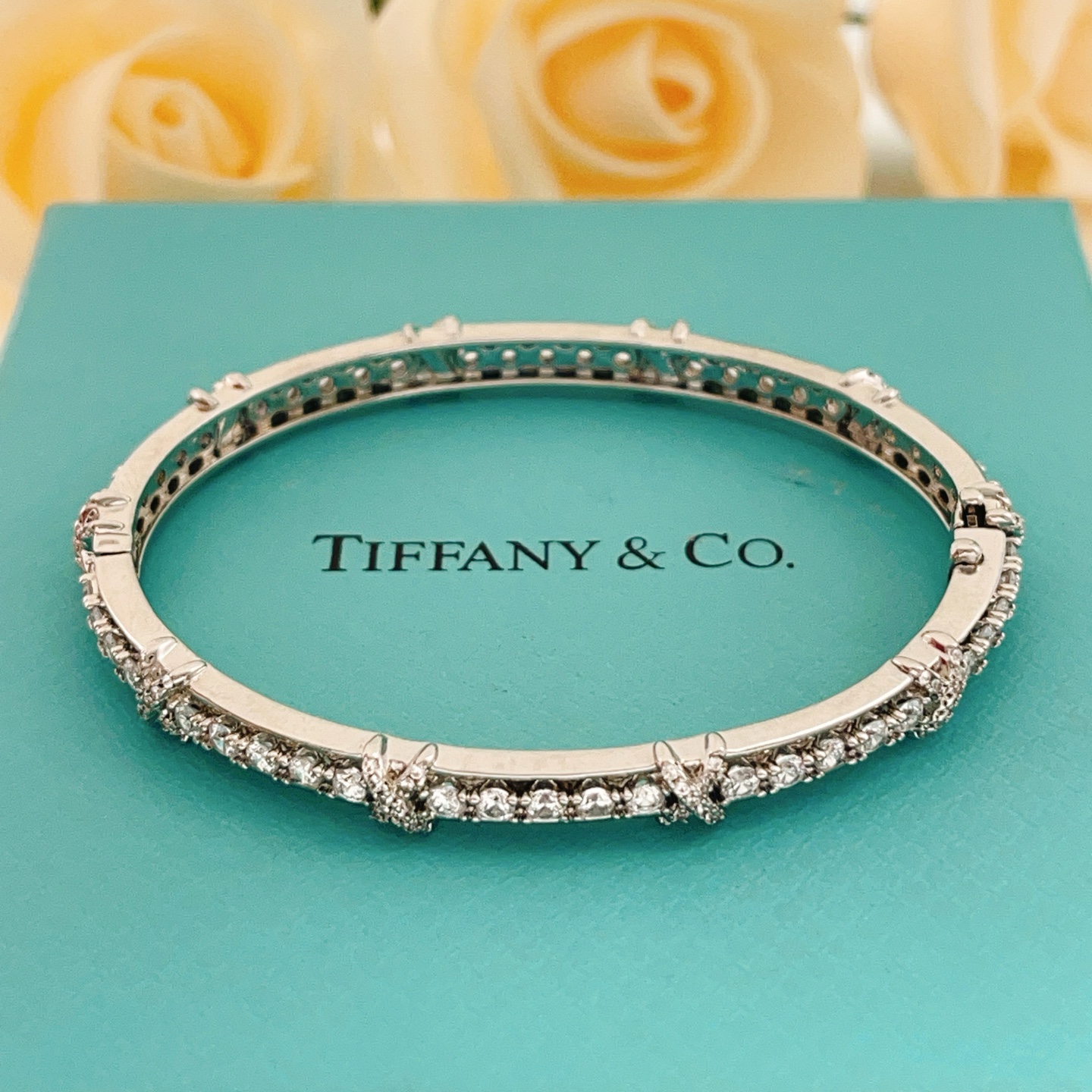 尺寸：均码 【Tiffany*帝芙尼最新款🆕🆕银色满钻X手镯】一致官网黄铜材质，非常的上镜‼️设计很特别值得入手高级手工
