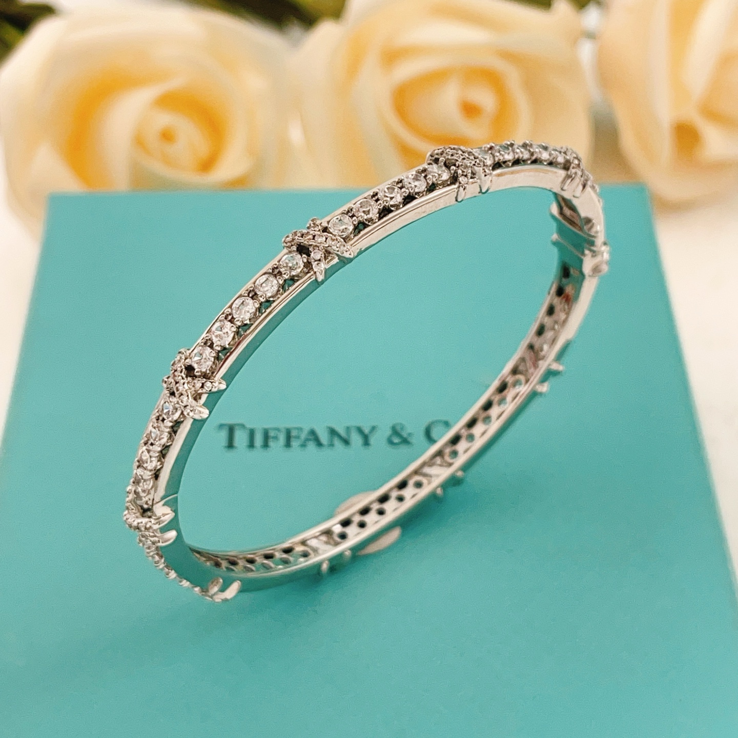 尺寸：均码 【Tiffany*帝芙尼最新款🆕🆕银色满钻X手镯】一致官网黄铜材质，非常的上镜‼️设计很特别值得入手高级手工