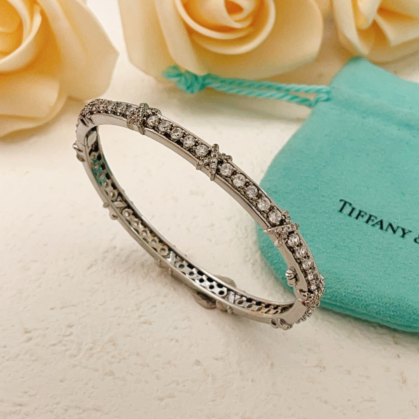 尺寸：均码 【Tiffany*帝芙尼最新款🆕🆕银色满钻X手镯】一致官网黄铜材质，非常的上镜‼️设计很特别值得入手高级手工