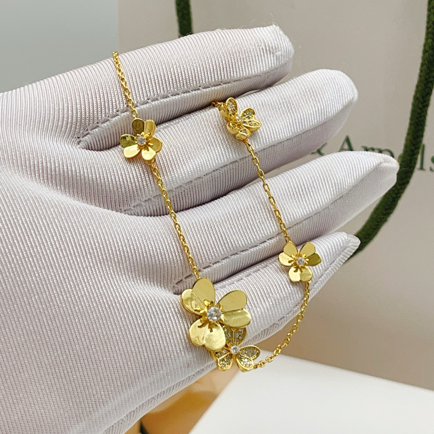 Van Cleef Arpels Frivole bracelet Yellow gold with clear diamond accents 17cm