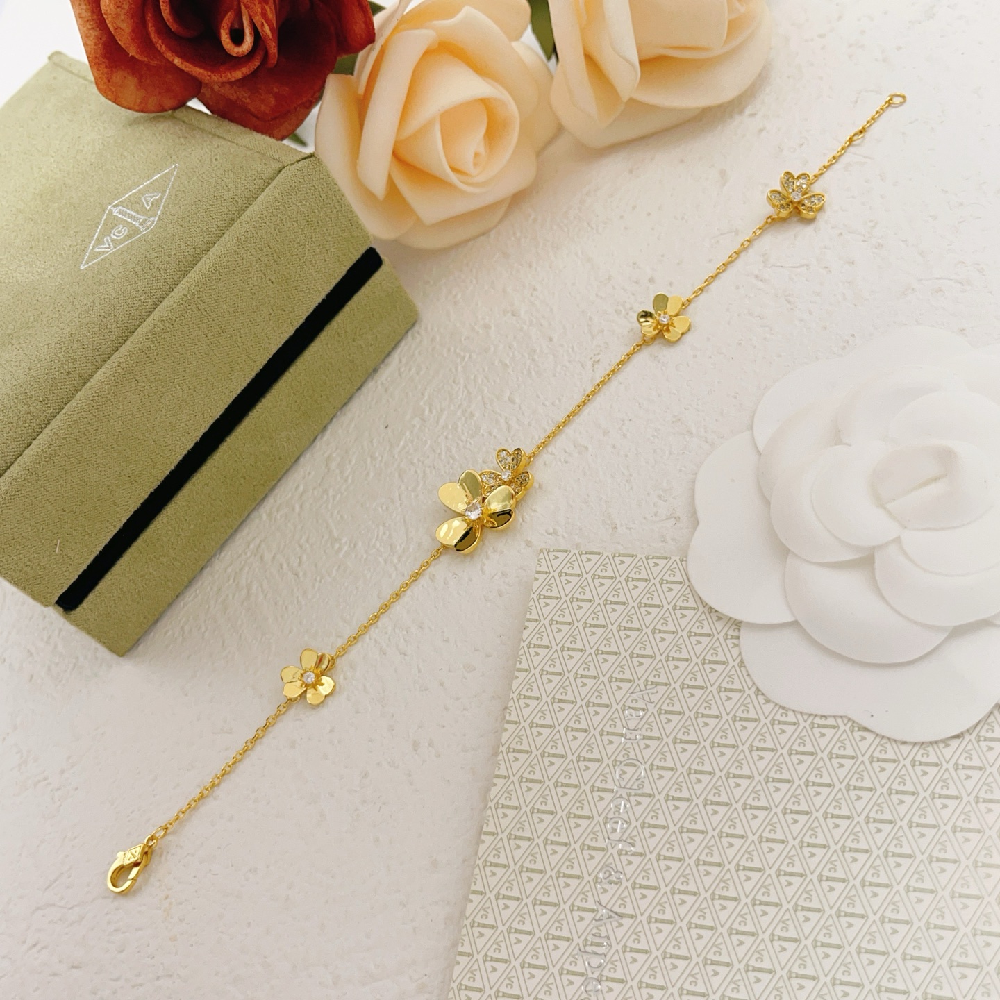 Van Cleef Arpels Frivole bracelet Yellow gold with clear diamond accents 17cm