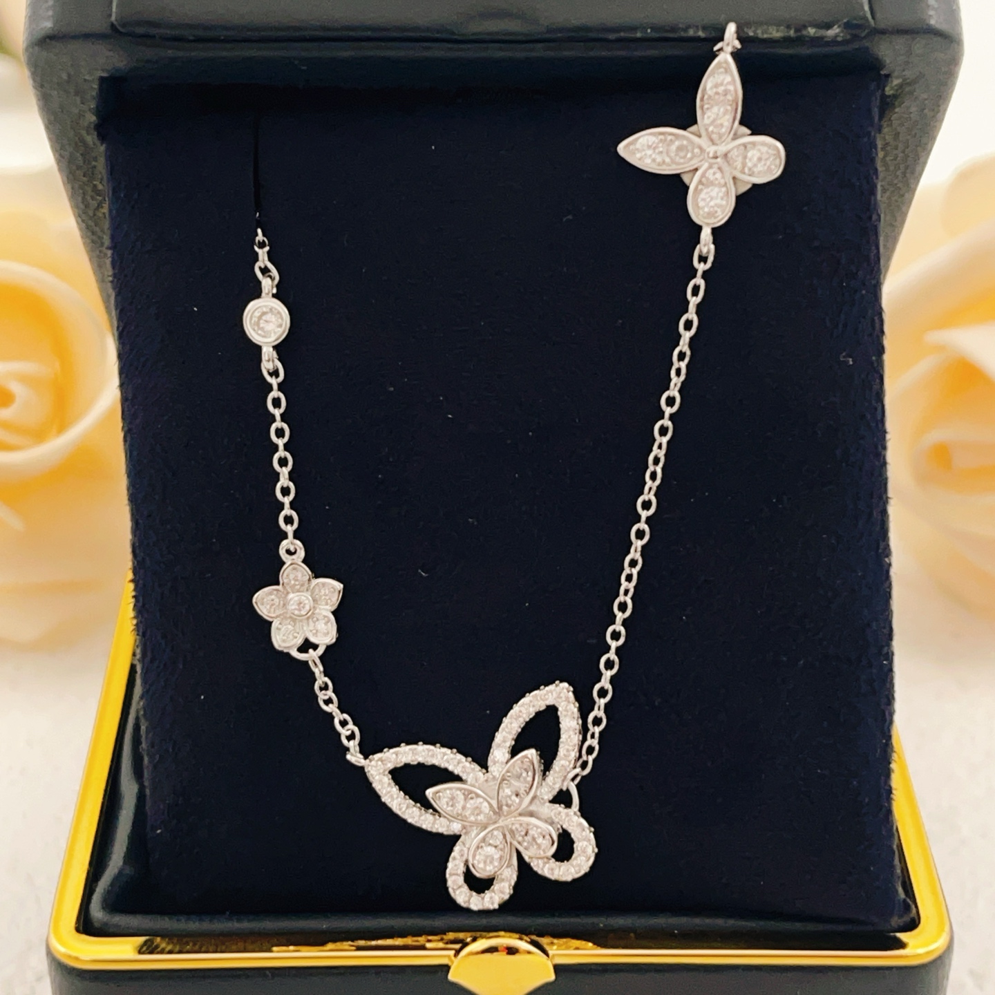 Graff Butterfly Silhouette necklace White gold diamond 42cm