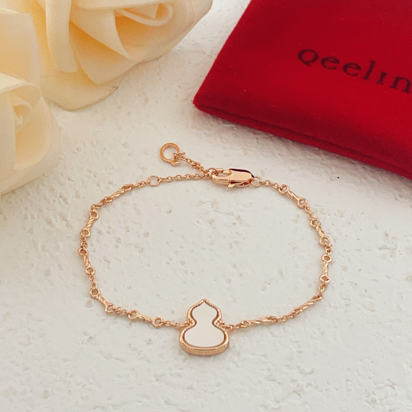 Qeelin Wulu bracelet Rose gold metal with white mother-of-pearl and red carnelian inlay 18cm