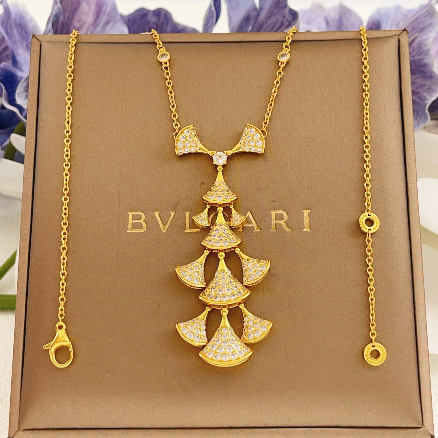 【BVLGARI宝格丽最新款🆕🆕金色流苏满天星扇子项链】一致官网黄铜材质，非常的上镜‼️设计很特别值得入手高级手工坊系列