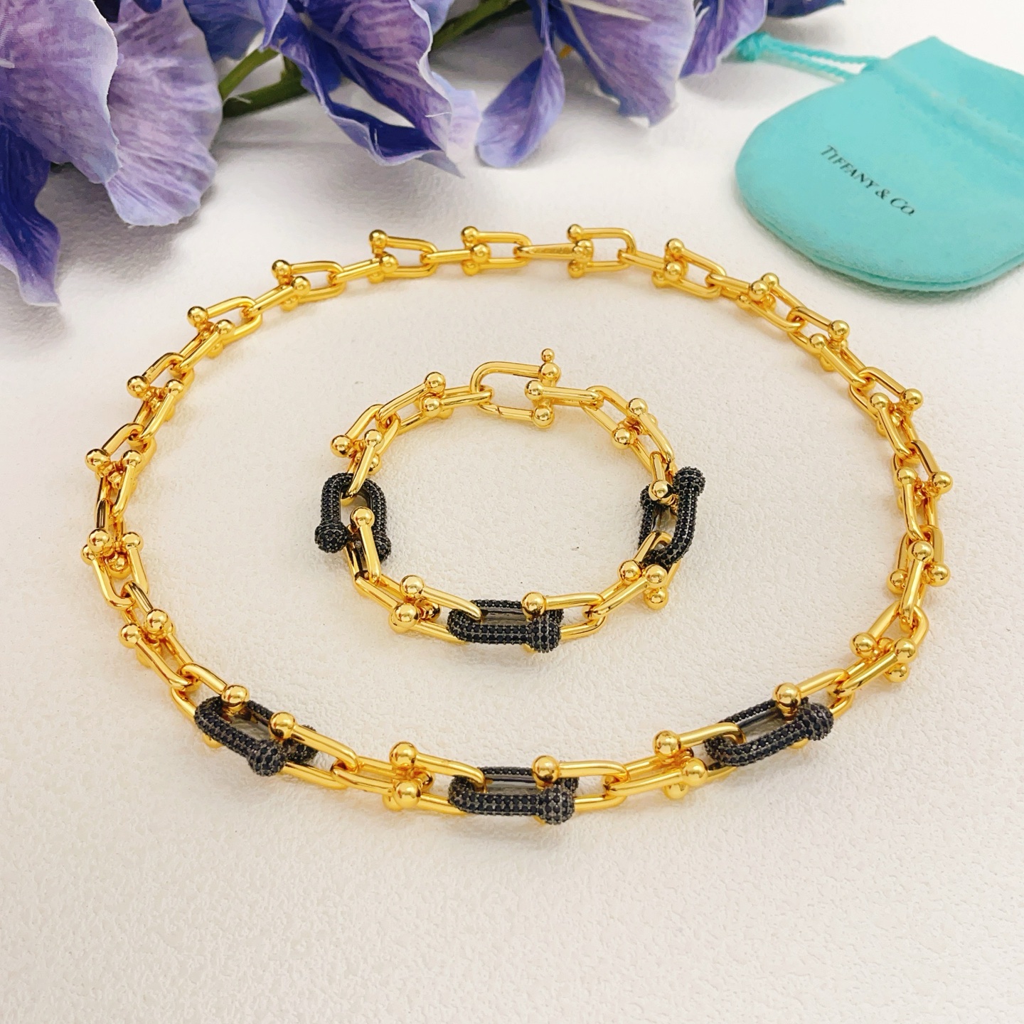 【Tiffany*帝芙尼最新款🆕🆕金色镶黑钻马蹄项链】一致官网黄铜材质，非常的上镜‼️设计很特别值得入手高级手工坊系列