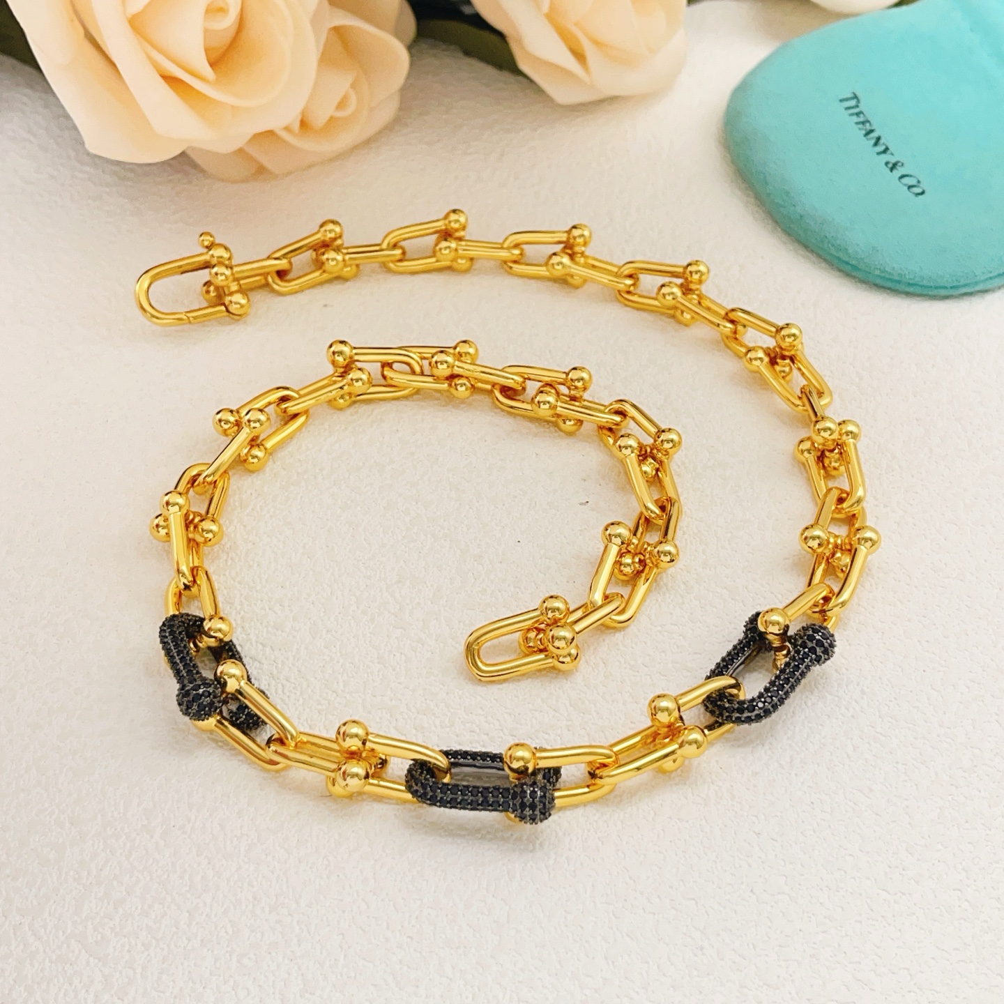 【Tiffany*帝芙尼最新款🆕🆕金色镶黑钻马蹄项链】一致官网黄铜材质，非常的上镜‼️设计很特别值得入手高级手工坊系列