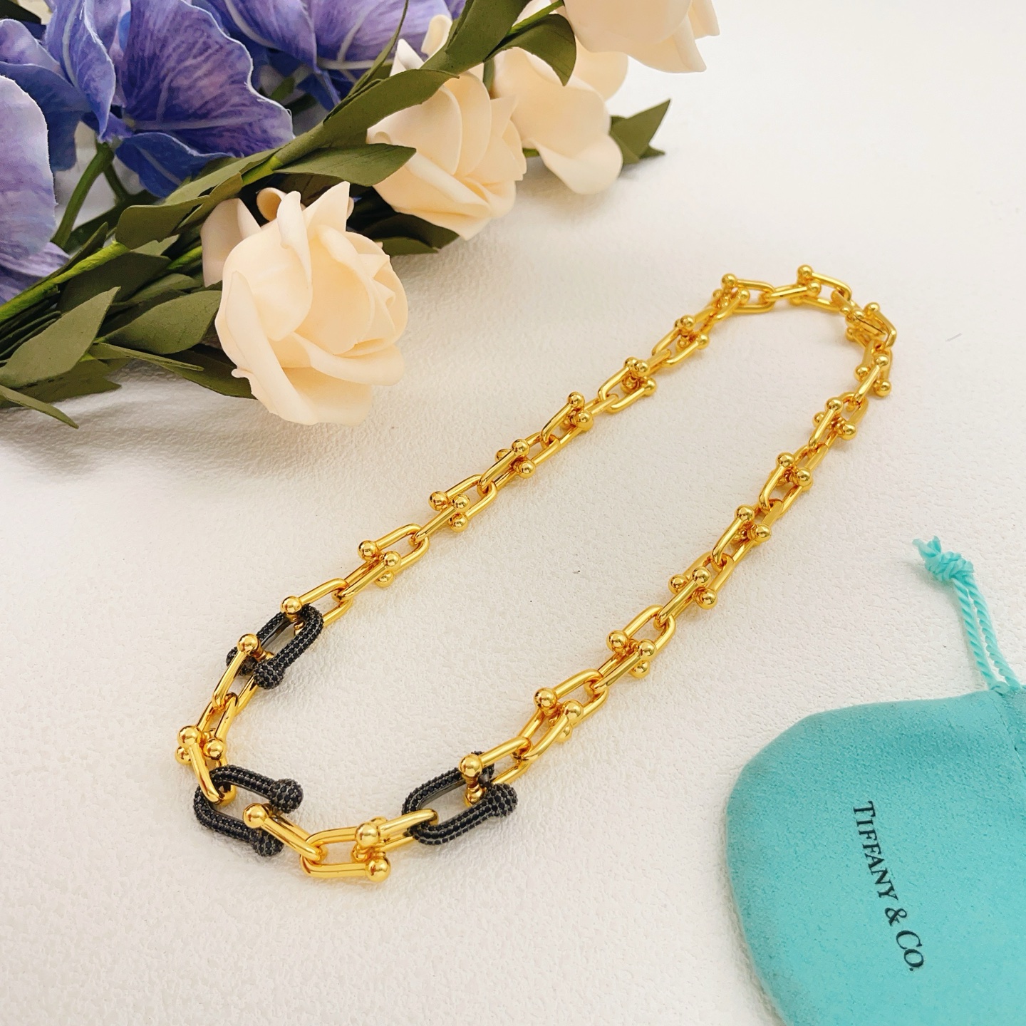 【Tiffany*帝芙尼最新款🆕🆕金色镶黑钻马蹄项链】一致官网黄铜材质，非常的上镜‼️设计很特别值得入手高级手工坊系列
