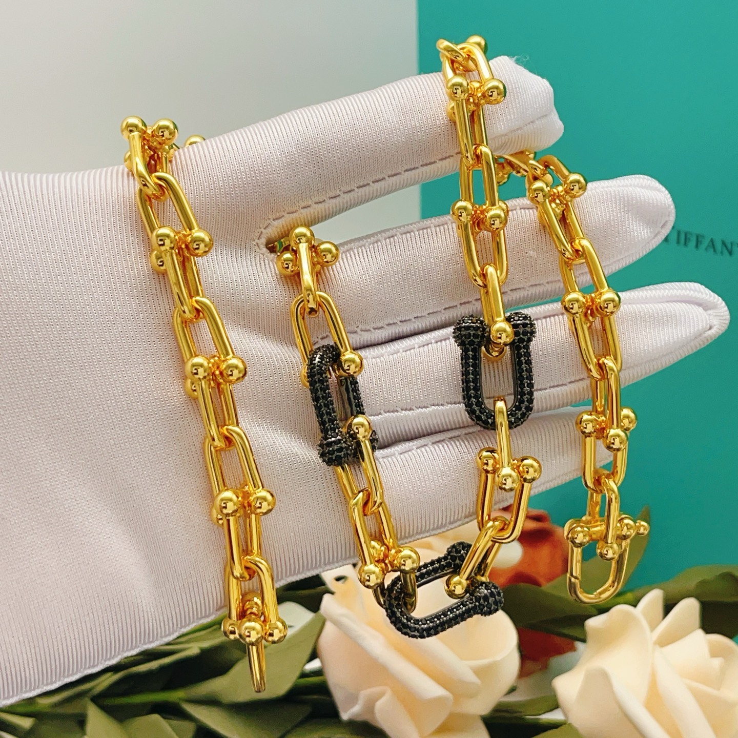 【Tiffany*帝芙尼最新款🆕🆕金色镶黑钻马蹄项链】一致官网黄铜材质，非常的上镜‼️设计很特别值得入手高级手工坊系列