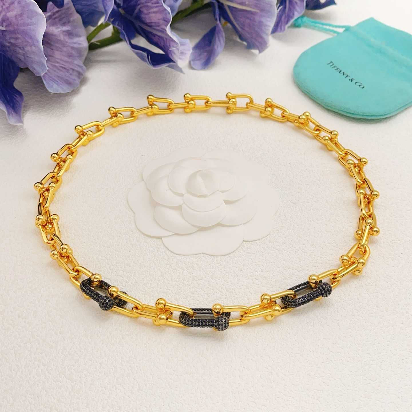 【Tiffany*帝芙尼最新款🆕🆕金色镶黑钻马蹄项链】一致官网黄铜材质，非常的上镜‼️设计很特别值得入手高级手工坊系列