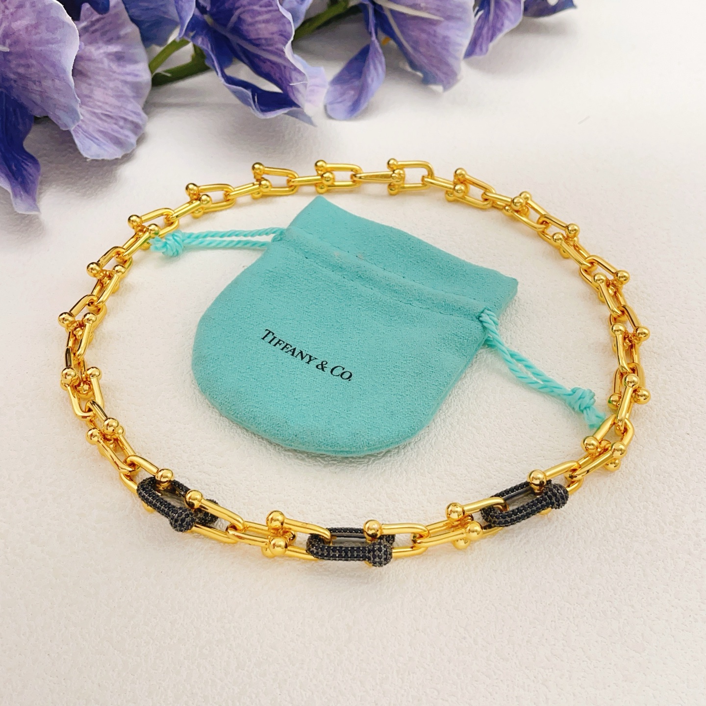 【Tiffany*帝芙尼最新款🆕🆕金色镶黑钻马蹄项链】一致官网黄铜材质，非常的上镜‼️设计很特别值得入手高级手工坊系列