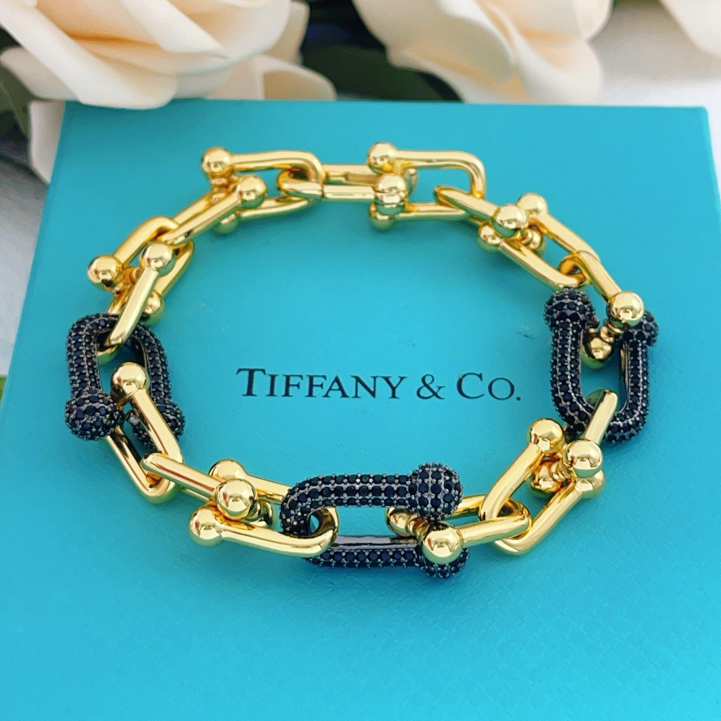 【Tiffany*帝芙尼最新款🆕🆕金色镶黑钻马蹄手链】一致官网黄铜材质，非常的上镜‼️设计很特别值得入手高级手工坊系列