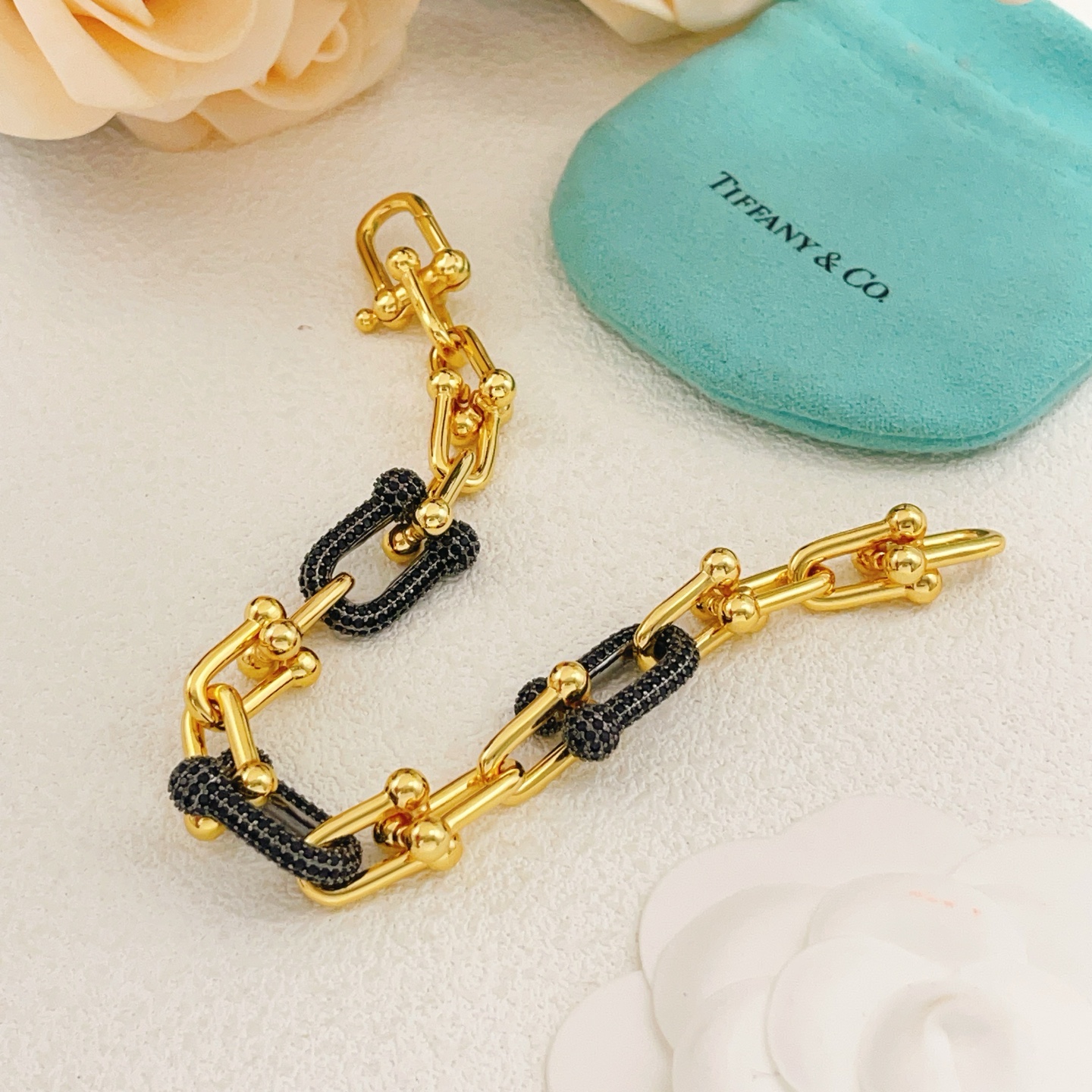 【Tiffany*帝芙尼最新款🆕🆕金色镶黑钻马蹄手链】一致官网黄铜材质，非常的上镜‼️设计很特别值得入手高级手工坊系列