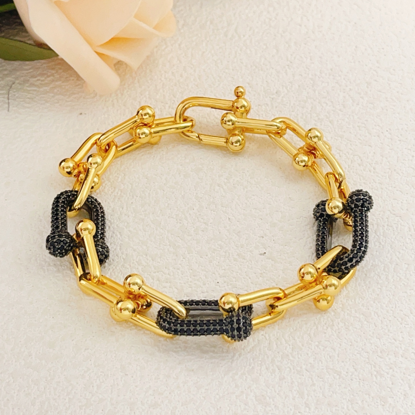 【Tiffany*帝芙尼最新款🆕🆕金色镶黑钻马蹄手链】一致官网黄铜材质，非常的上镜‼️设计很特别值得入手高级手工坊系列