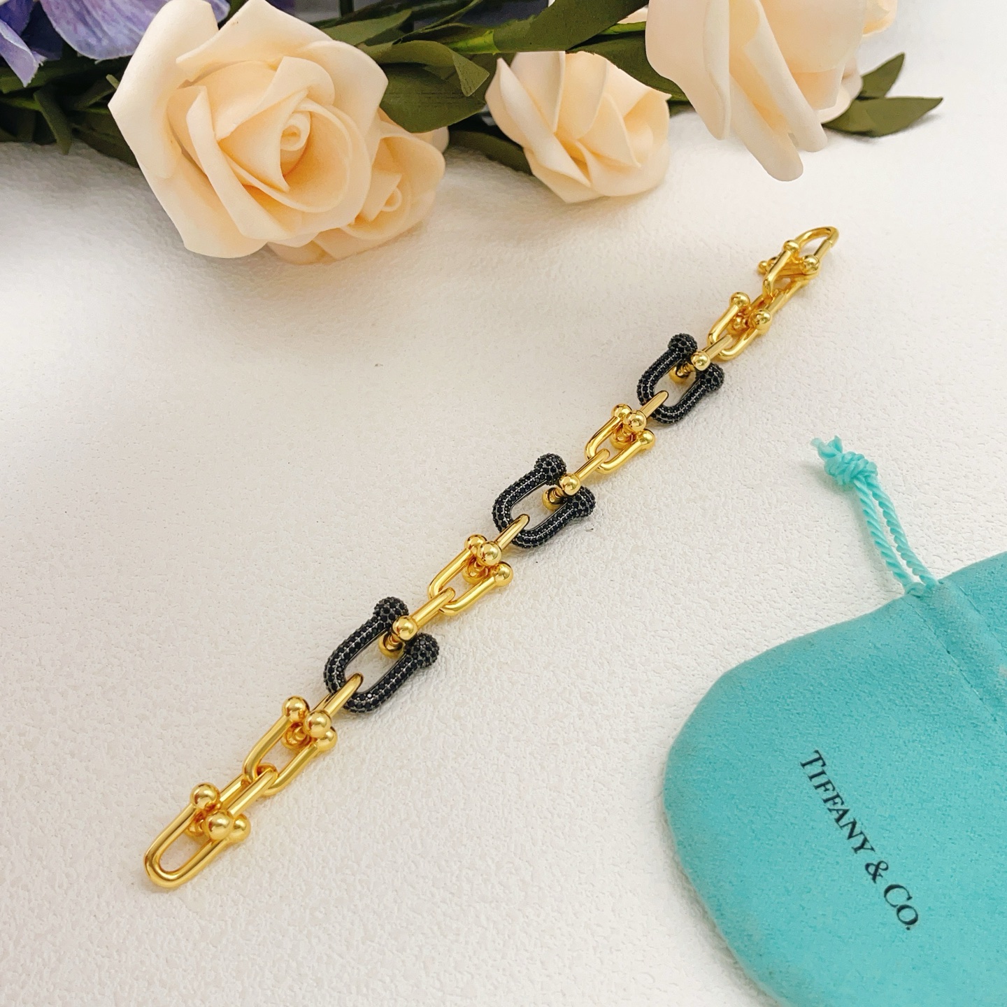 【Tiffany*帝芙尼最新款🆕🆕金色镶黑钻马蹄手链】一致官网黄铜材质，非常的上镜‼️设计很特别值得入手高级手工坊系列