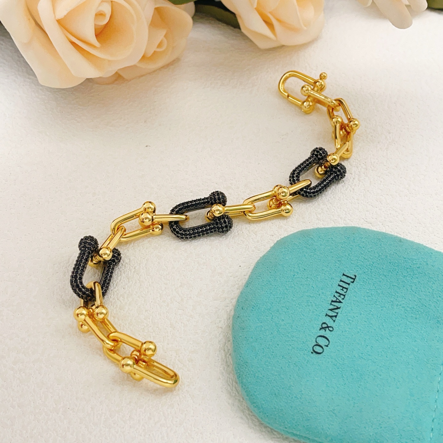 【Tiffany*帝芙尼最新款🆕🆕金色镶黑钻马蹄手链】一致官网黄铜材质，非常的上镜‼️设计很特别值得入手高级手工坊系列