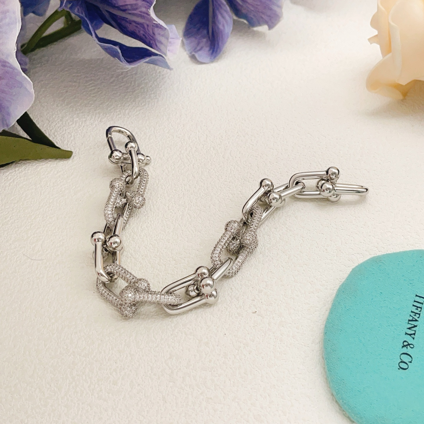 【Tiffany*帝芙尼最新款🆕🆕银色镶钻马蹄手链】一致官网黄铜材质，非常的上镜‼️设计很特别值得入手高级手工坊系列